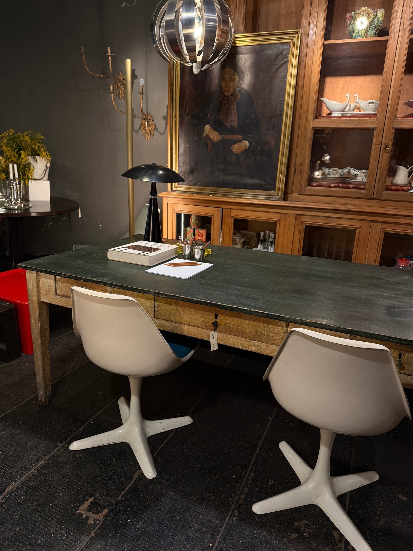 Mesa italiana con tres cajones · Pátina original