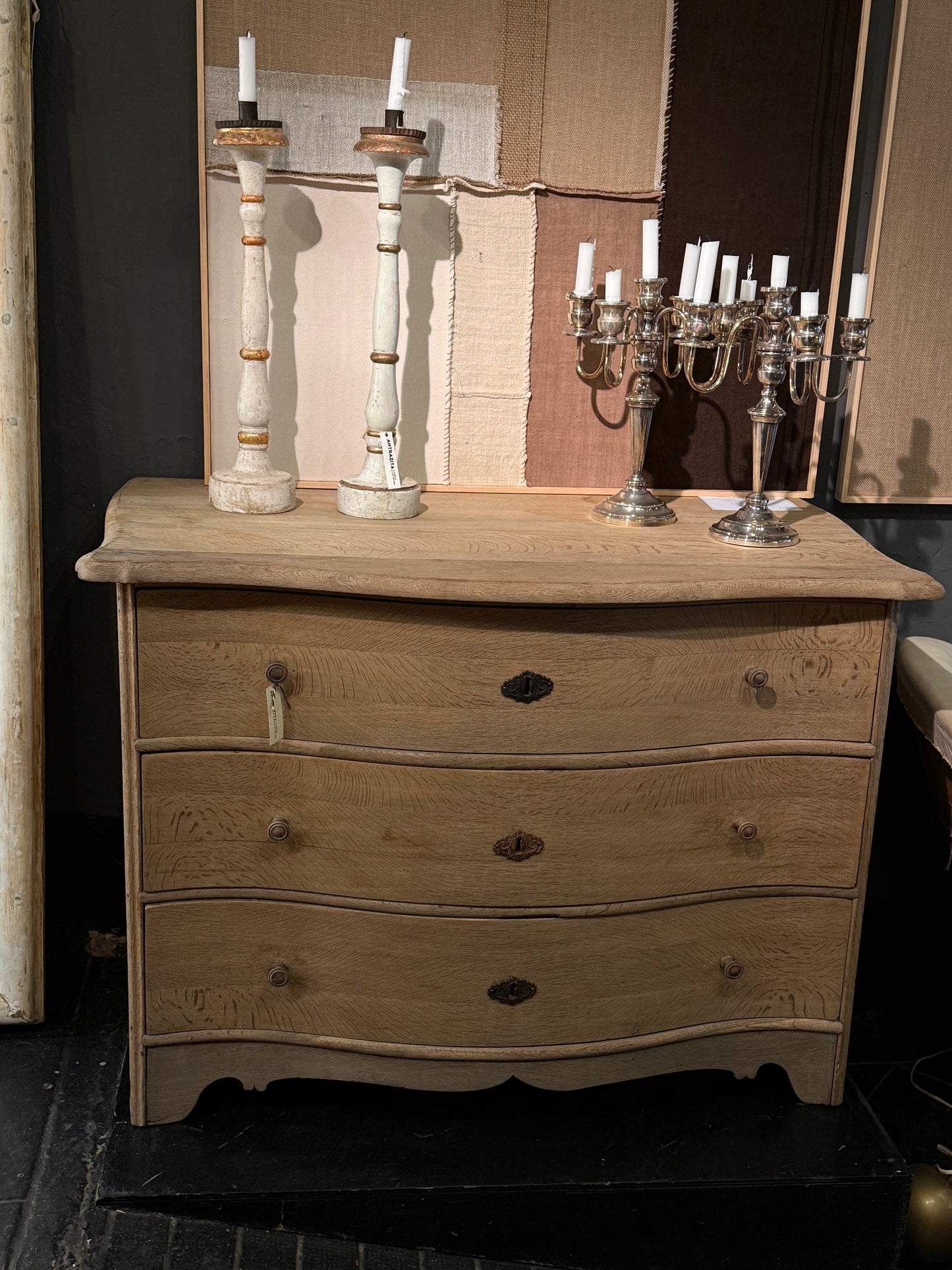 Cómoda serpentine de roble