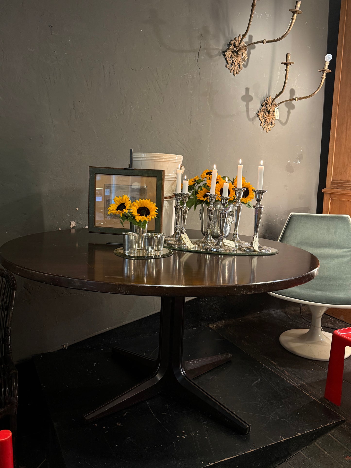 Mesa redonda de madera wengué con base en X