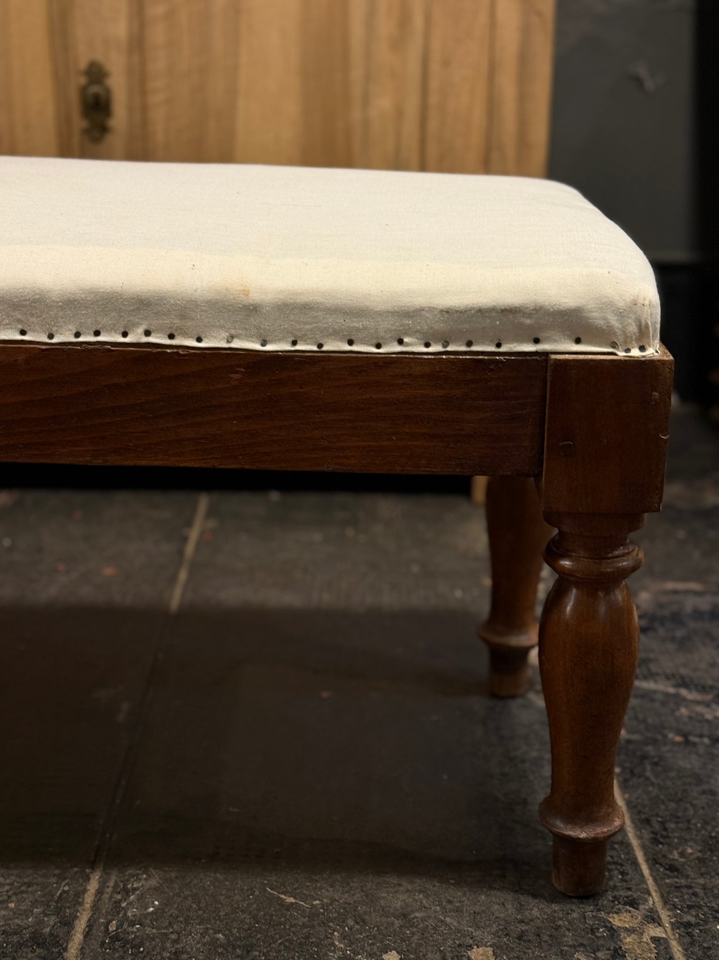 Banqueta de nogal destapizada
