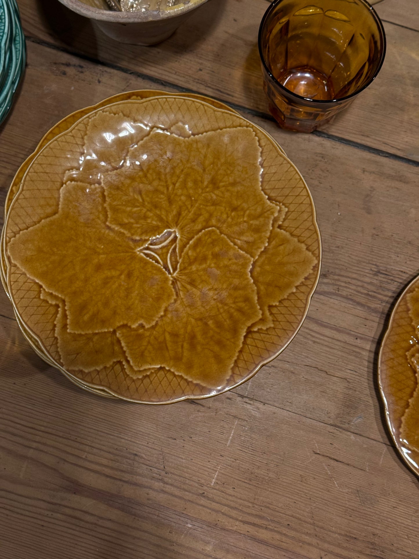 Platos hojas "Gien" Ocre