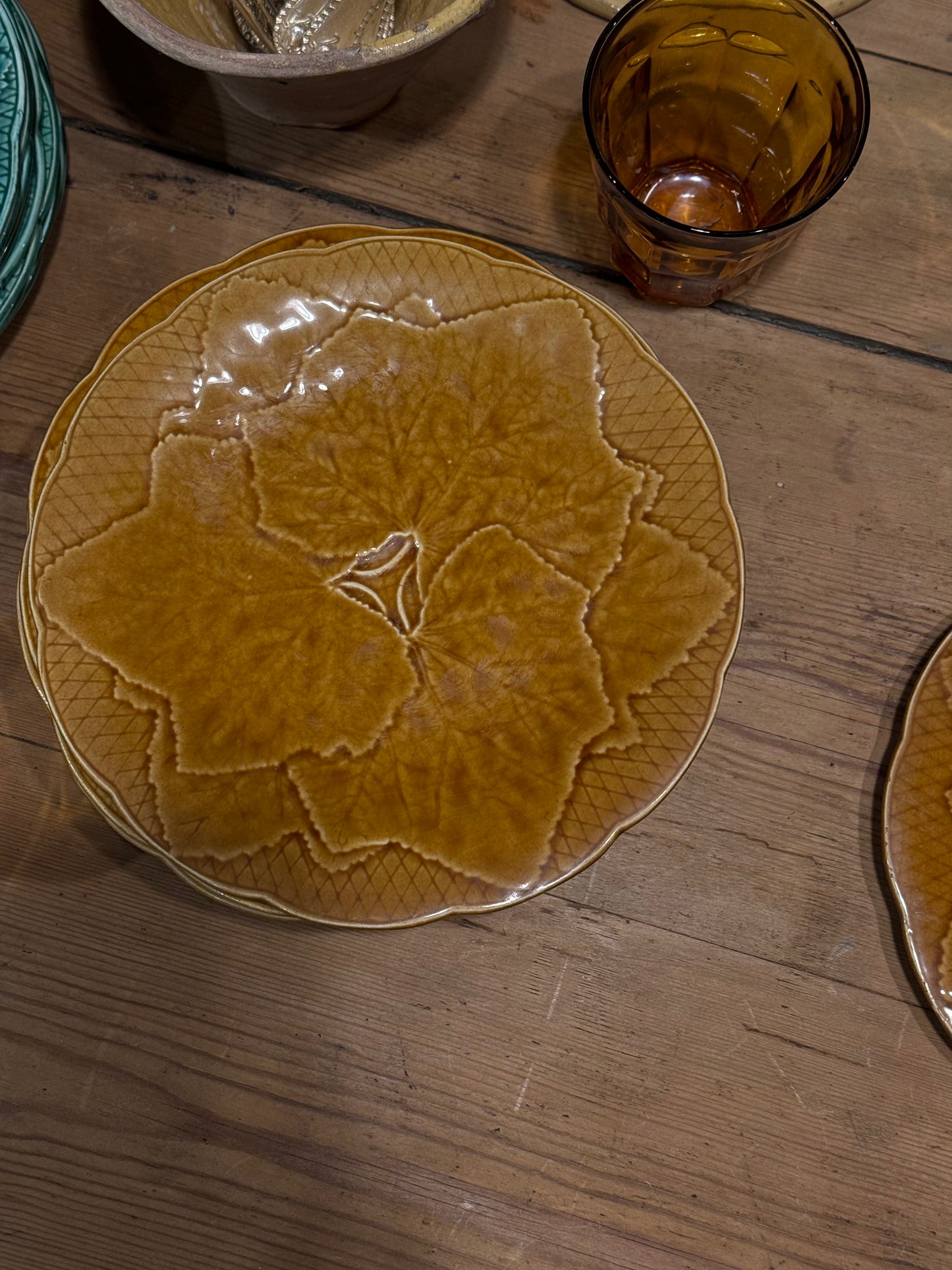 Platos hojas "Gien" Ocre