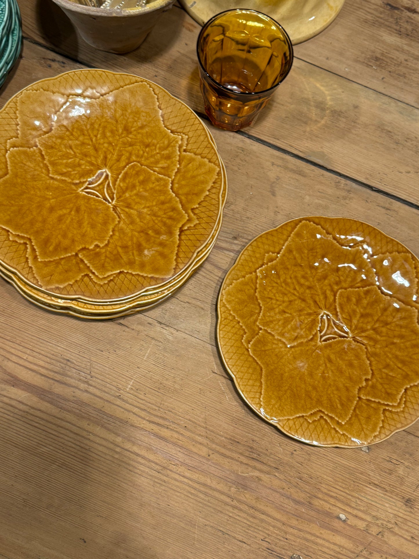 Platos hojas "Gien" Ocre