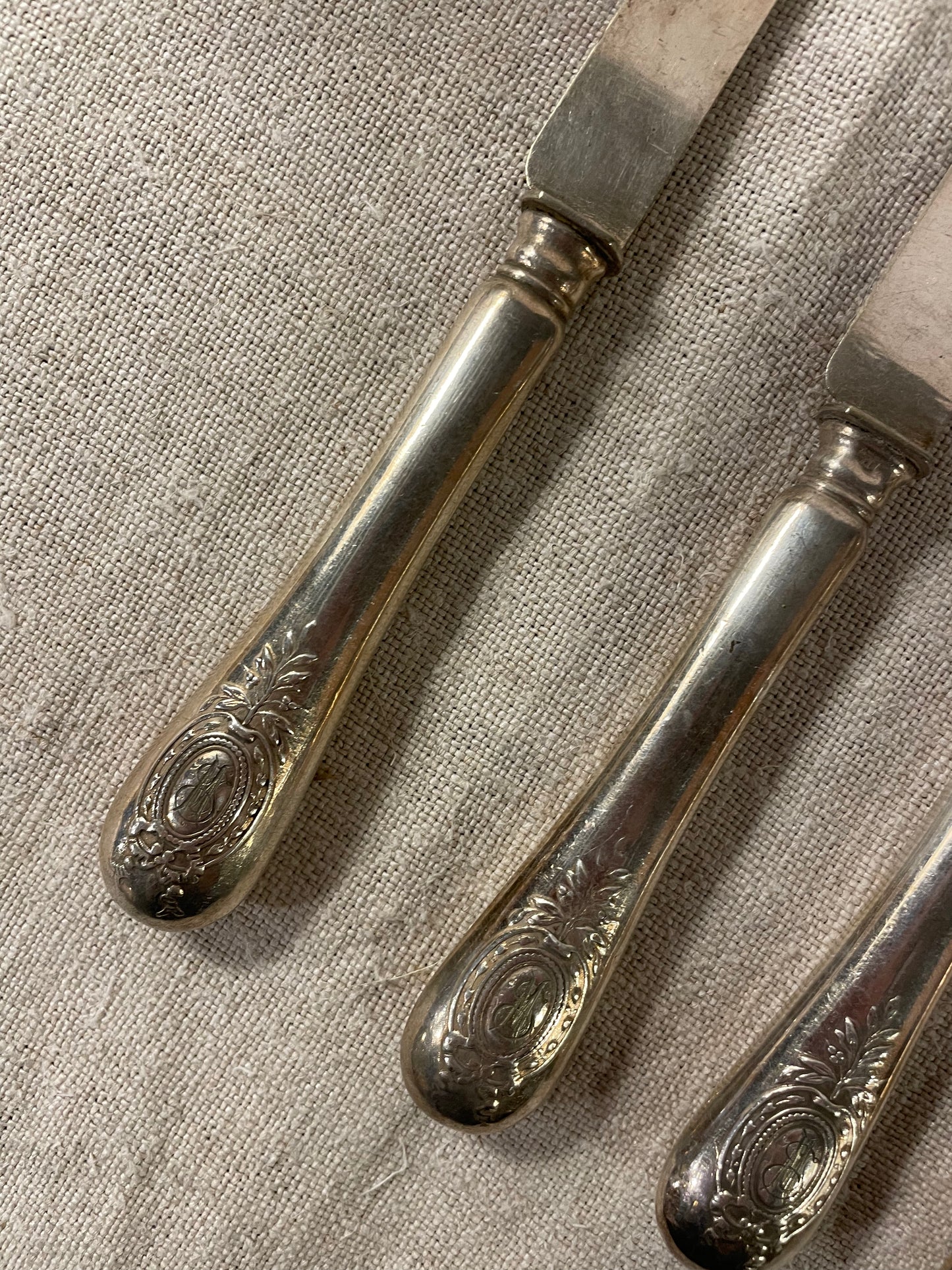 Cuchillos de postre de plata