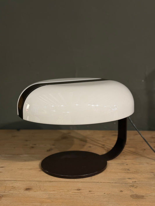 Lámpara de mesa italiana moderna de metal marrón y plástico blanco