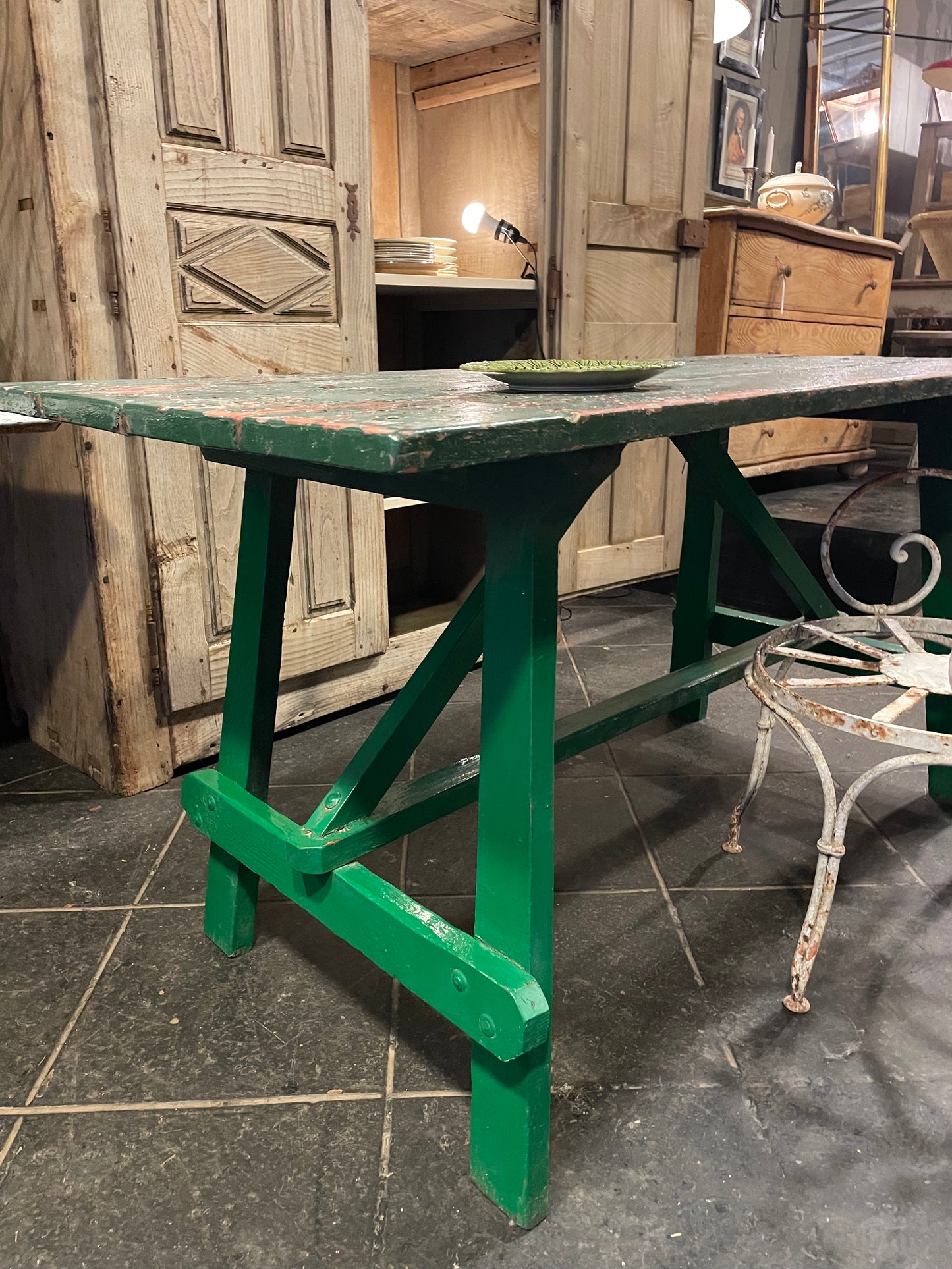 Mesa de pino en verde