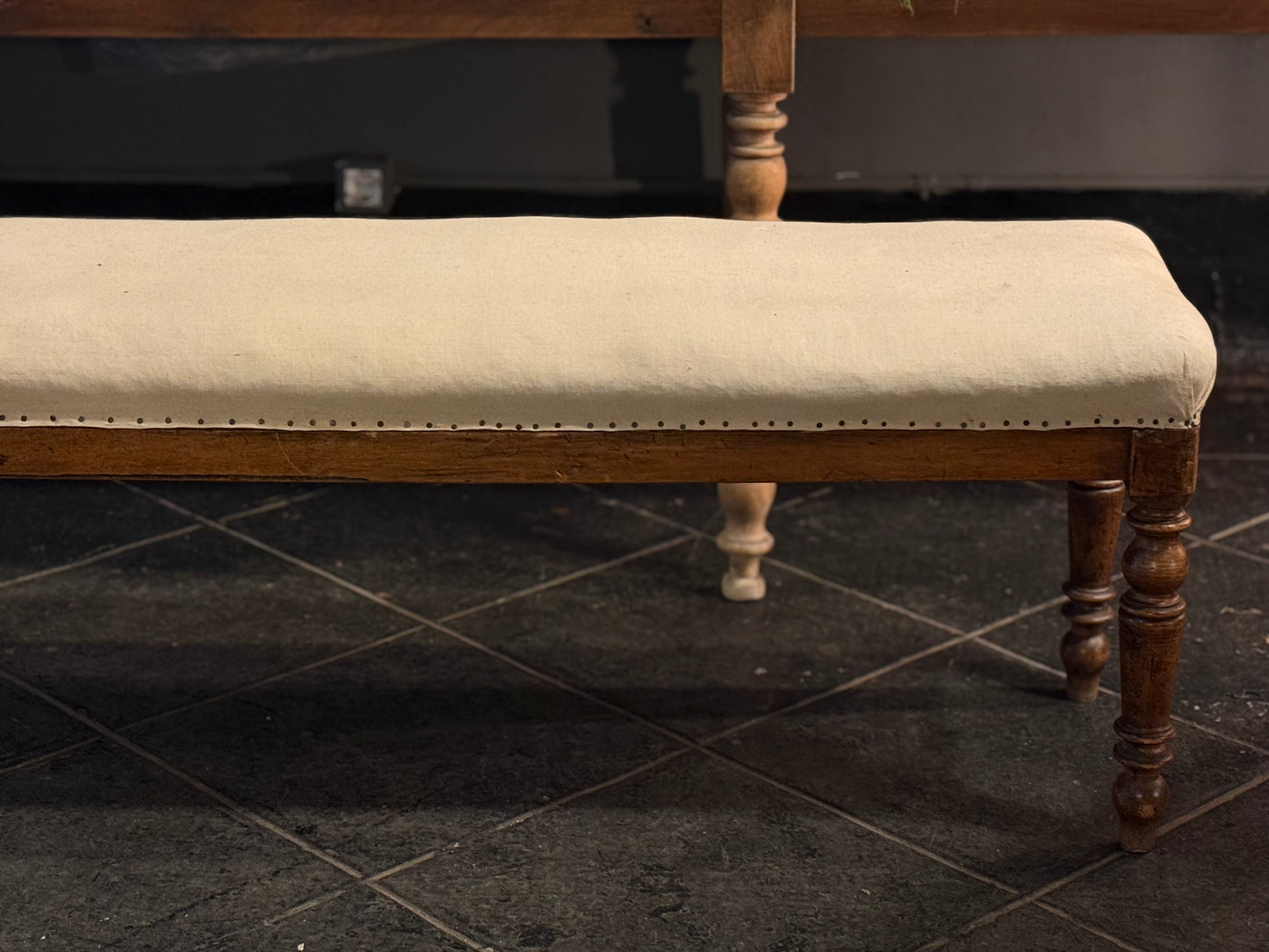 Banqueta de nogal destapizada