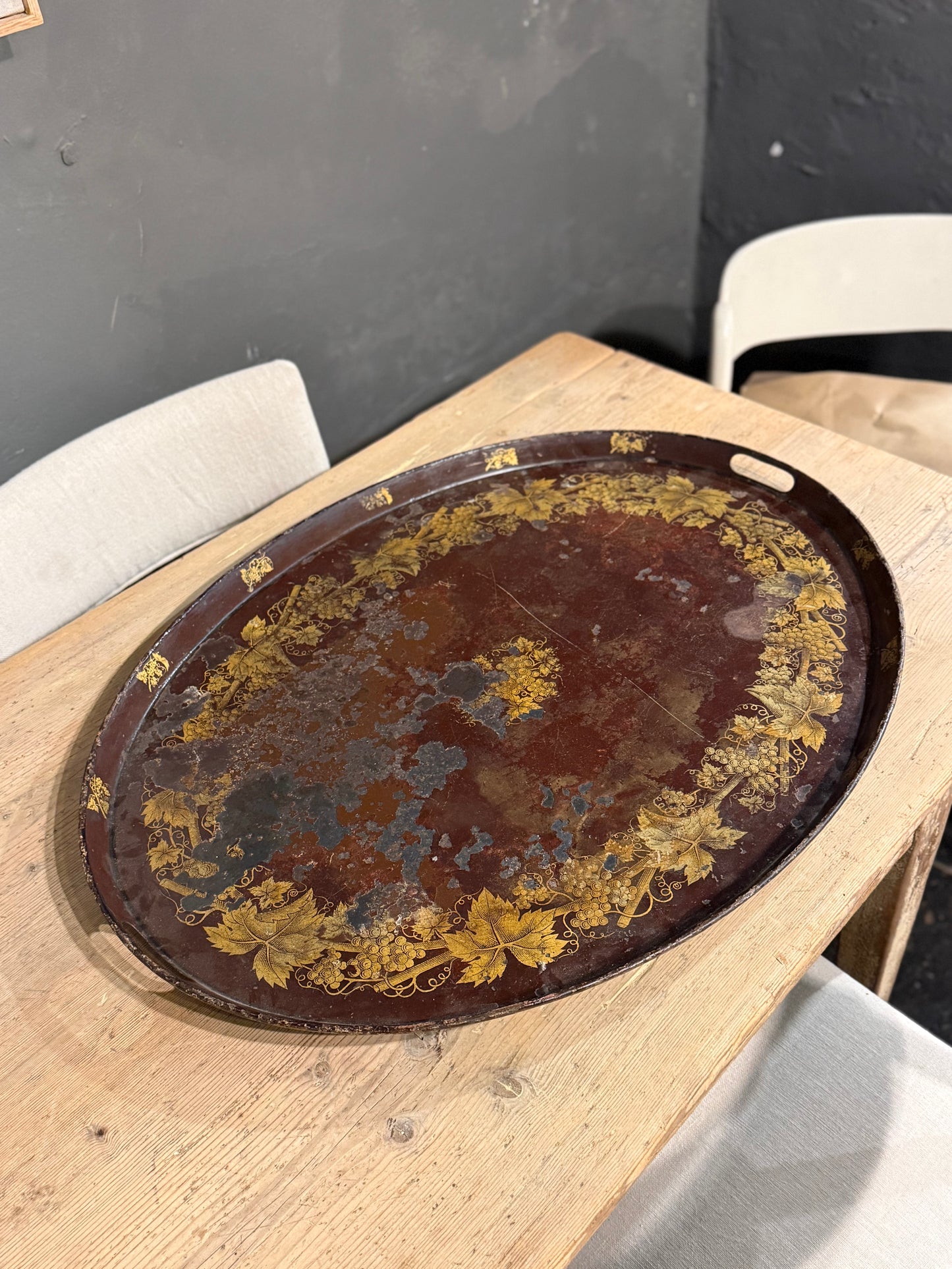 Bandeja ovalada de hierro con motivos florales dorados