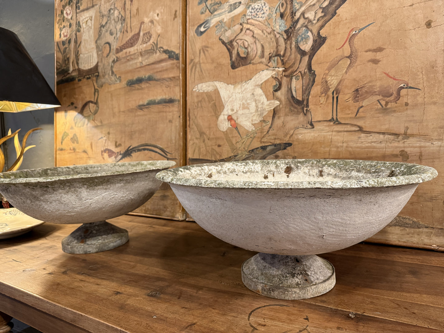 Pareja de copas de cemento con pie de hierro