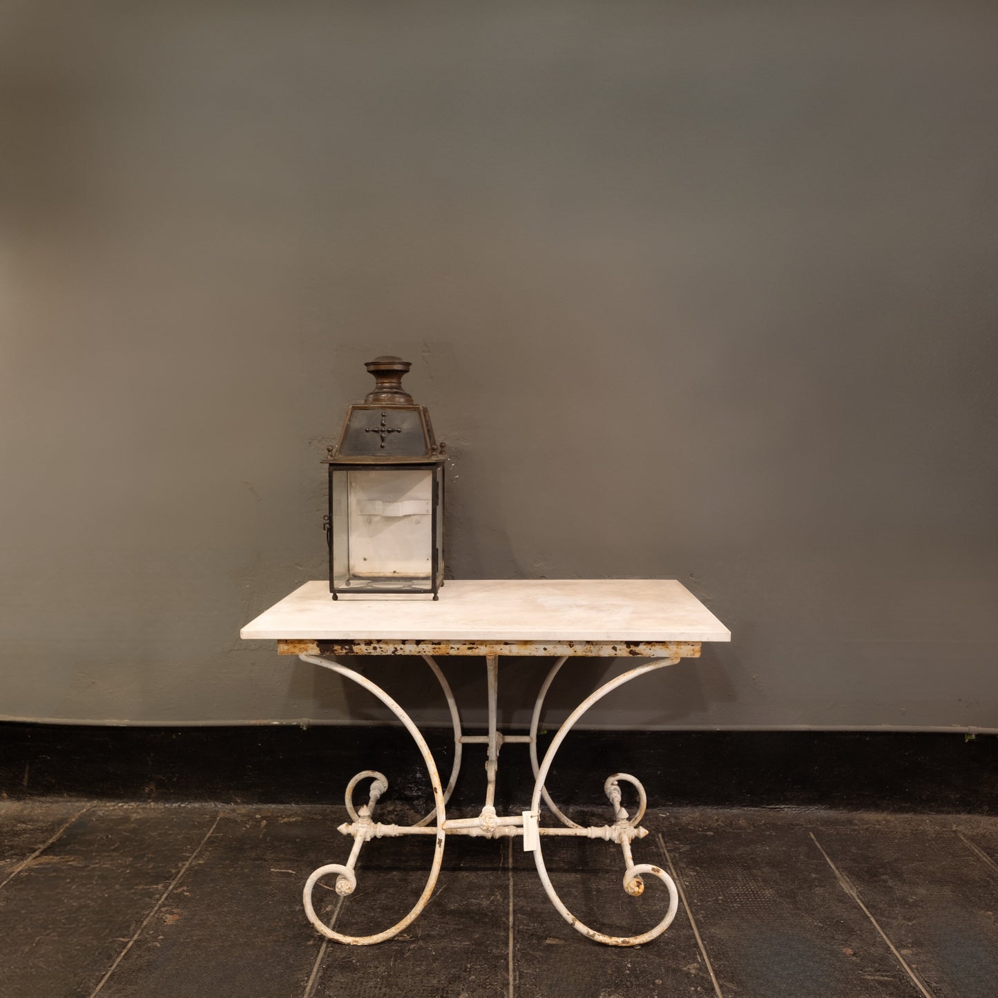 Elegante Mesa del Siglo XIX
