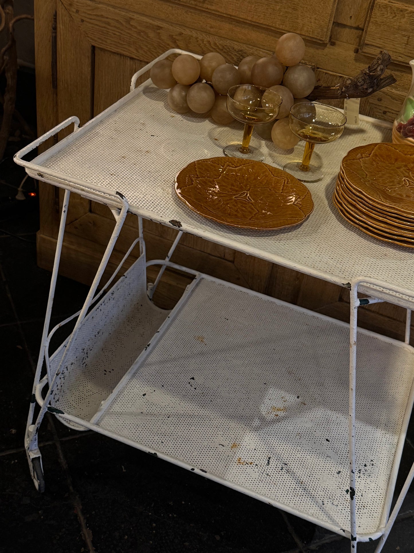 Carrito francés de hierro perforado