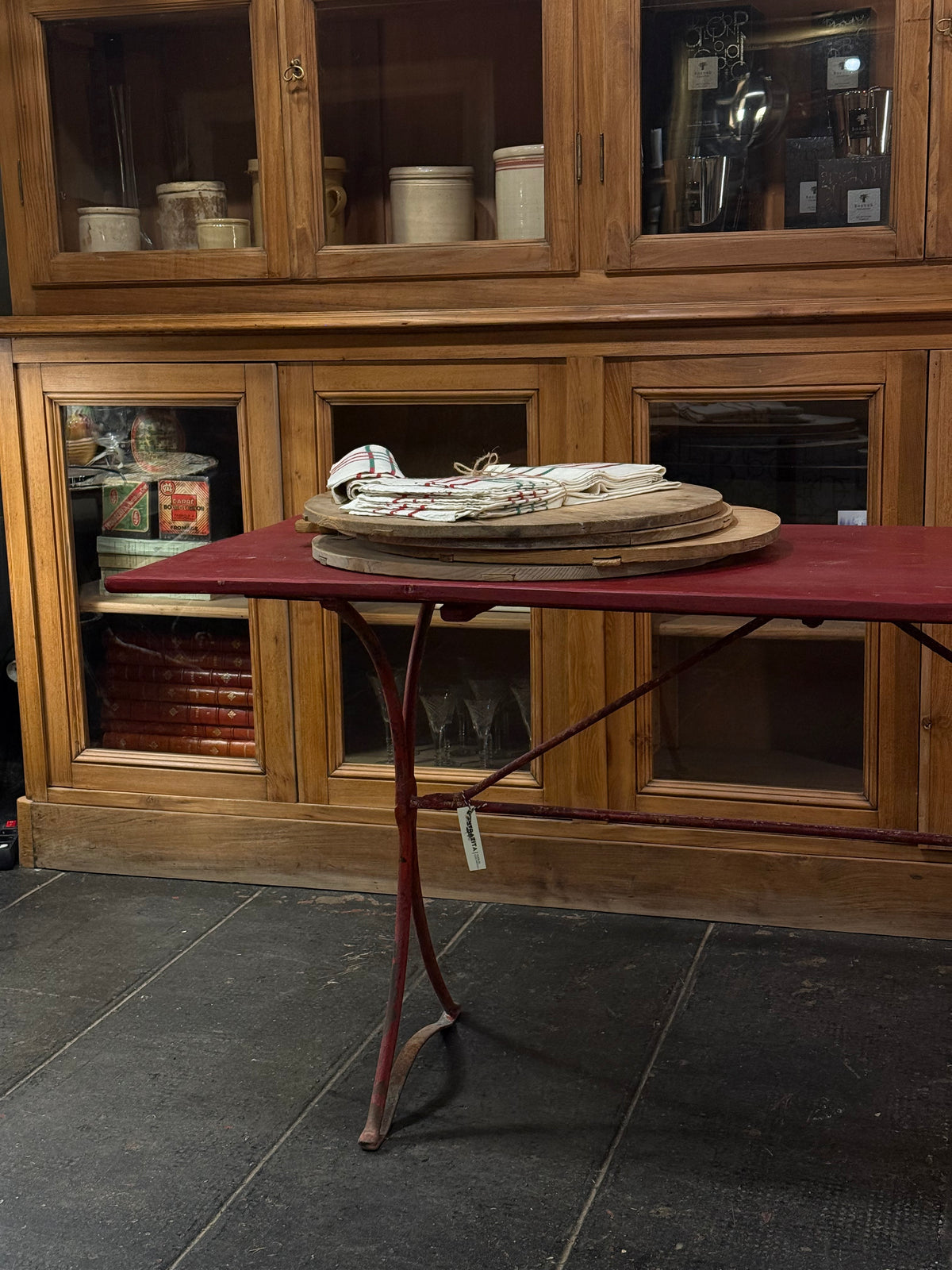 Mesa auxiliar de hierro y madera · Pátina roja original