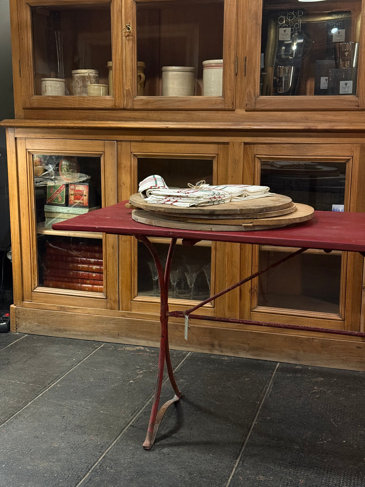 Mesa auxiliar de hierro y madera · Pátina roja original