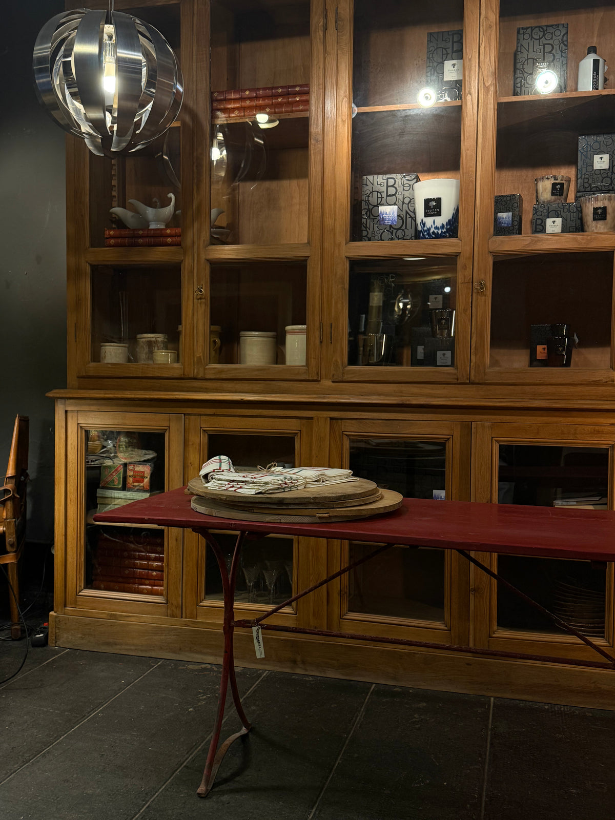 Mesa auxiliar de hierro y madera · Pátina roja original