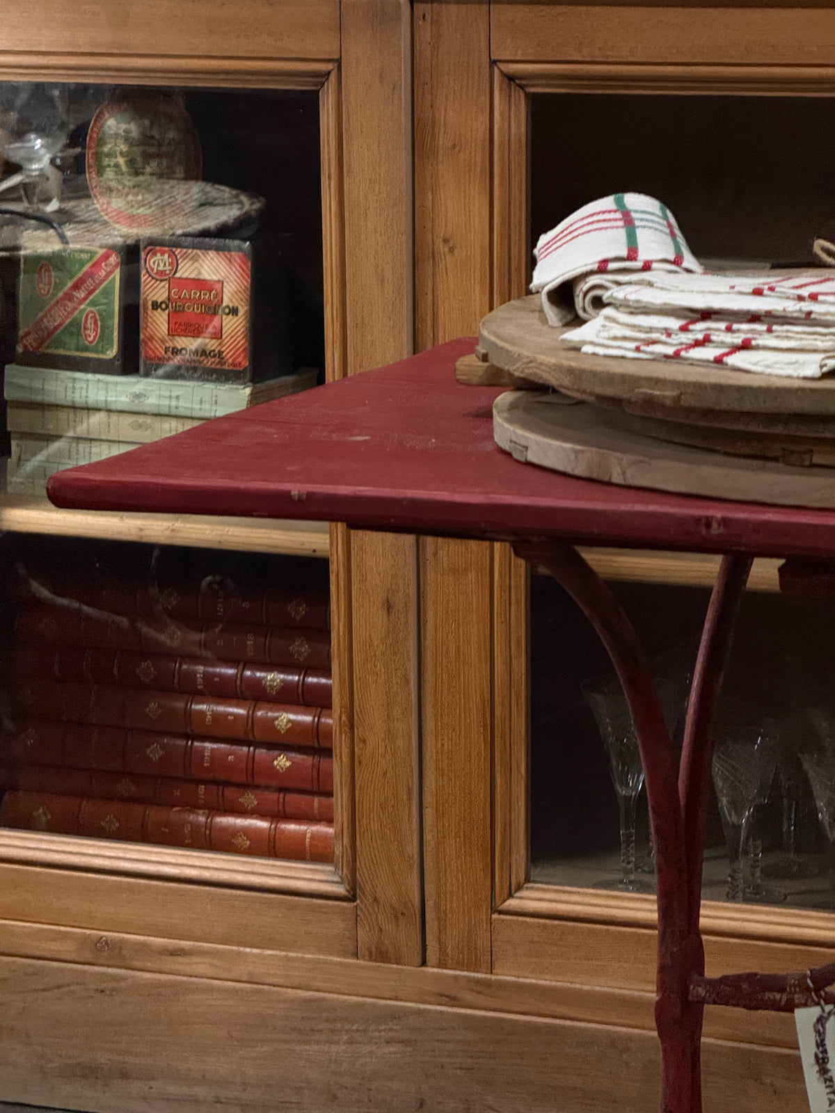 Mesa auxiliar de hierro y madera · Pátina roja original