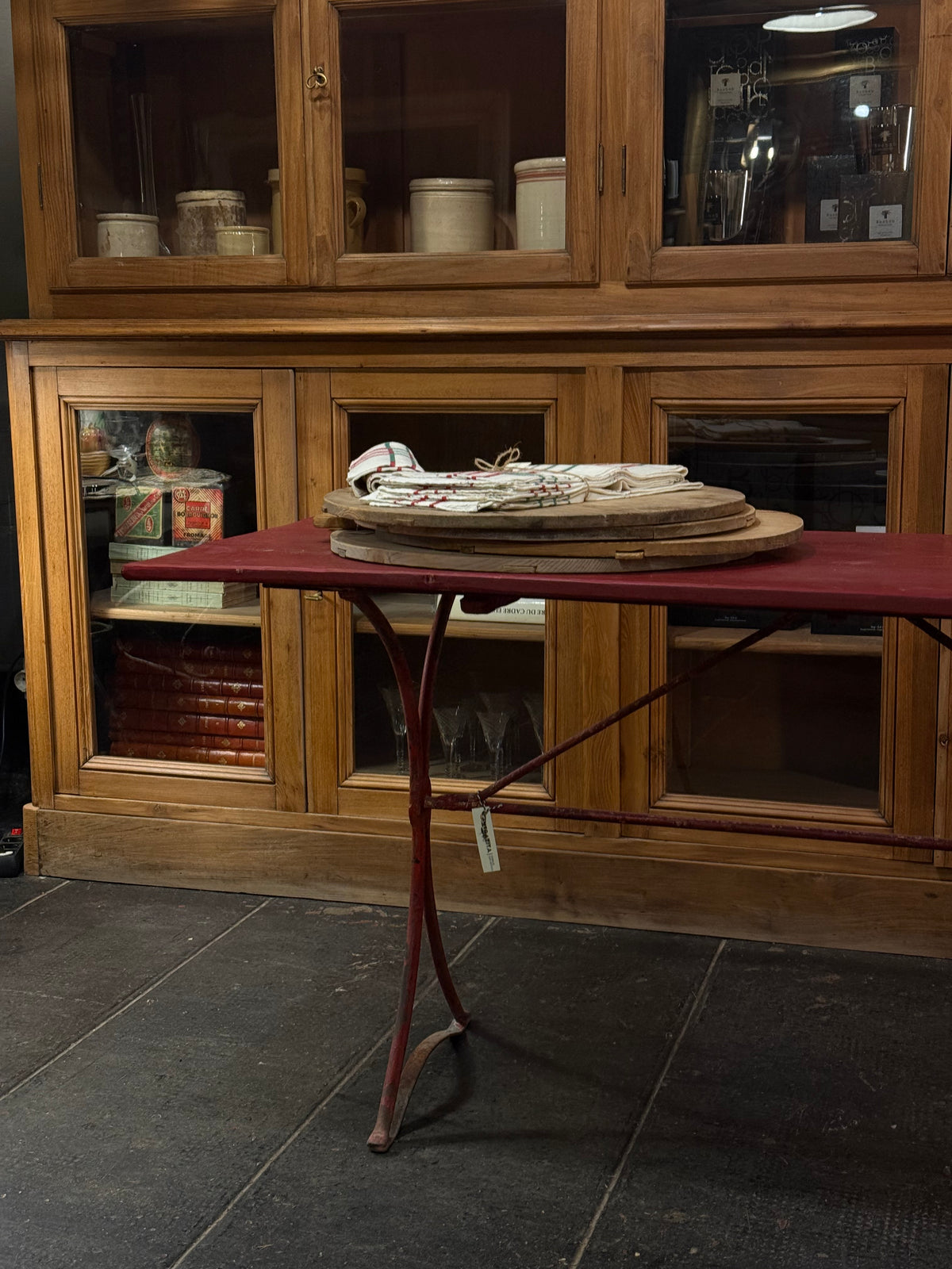 Mesa auxiliar de hierro y madera · Pátina roja original