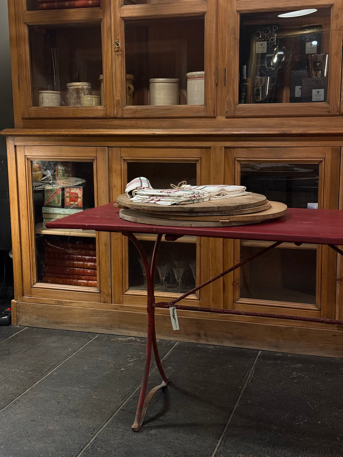 Mesa auxiliar de hierro y madera · Pátina roja original