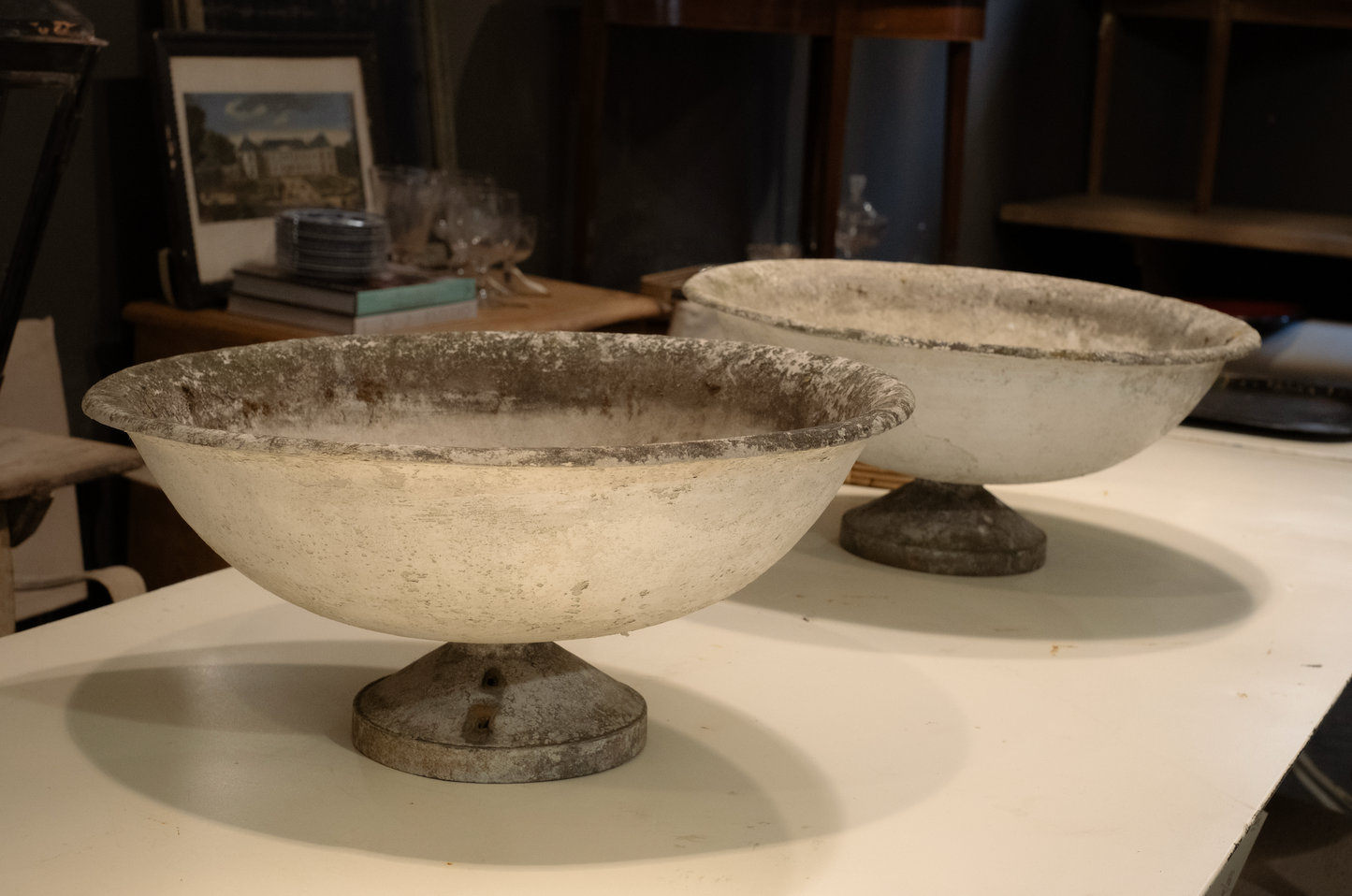 Pareja de copas de cemento con pie de hierro