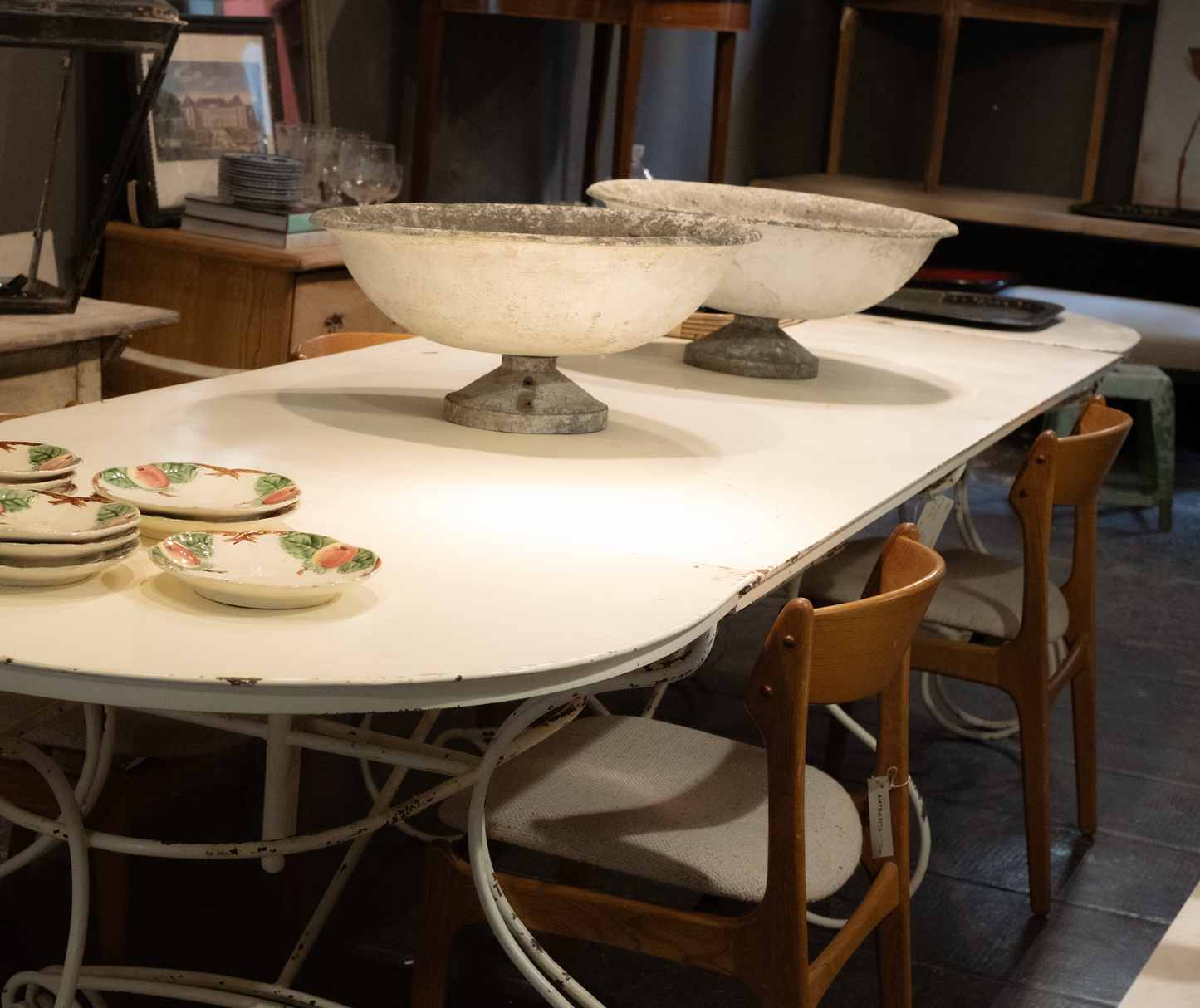 Pareja de copas de cemento con pie de hierro