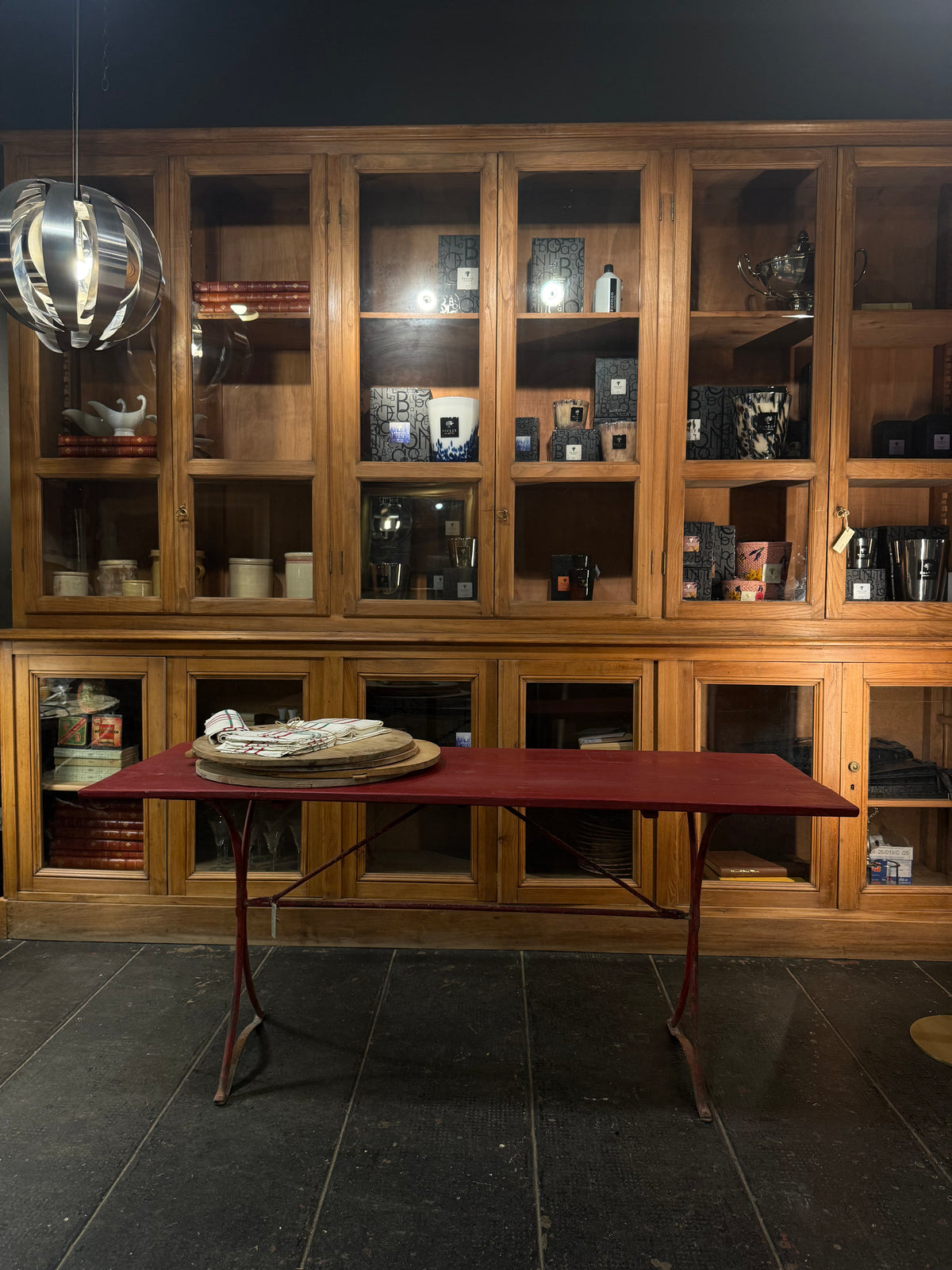 Mesa auxiliar de hierro y madera · Pátina roja original