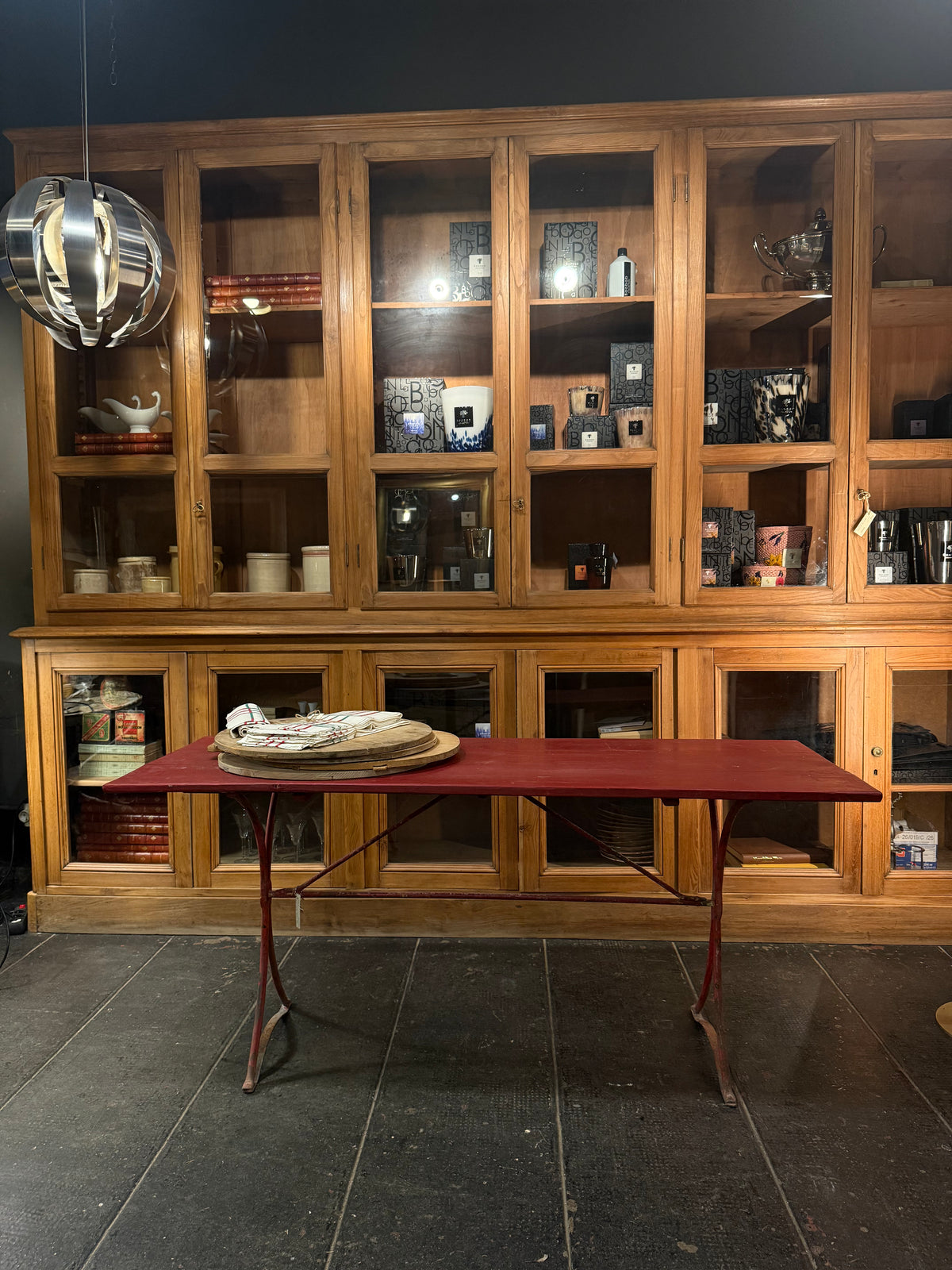Mesa auxiliar de hierro y madera · Pátina roja original