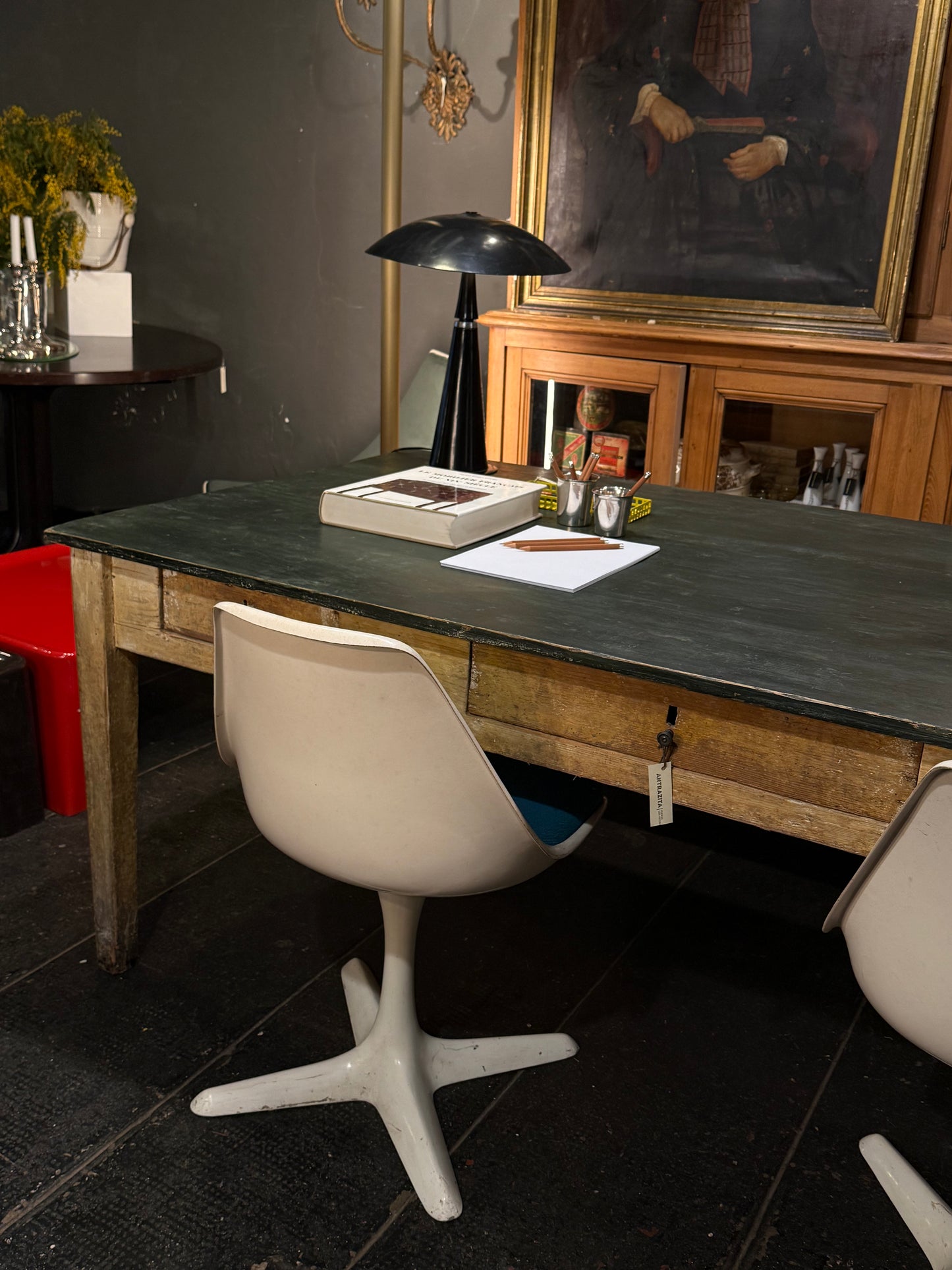 Mesa italiana con tres cajones · Pátina original