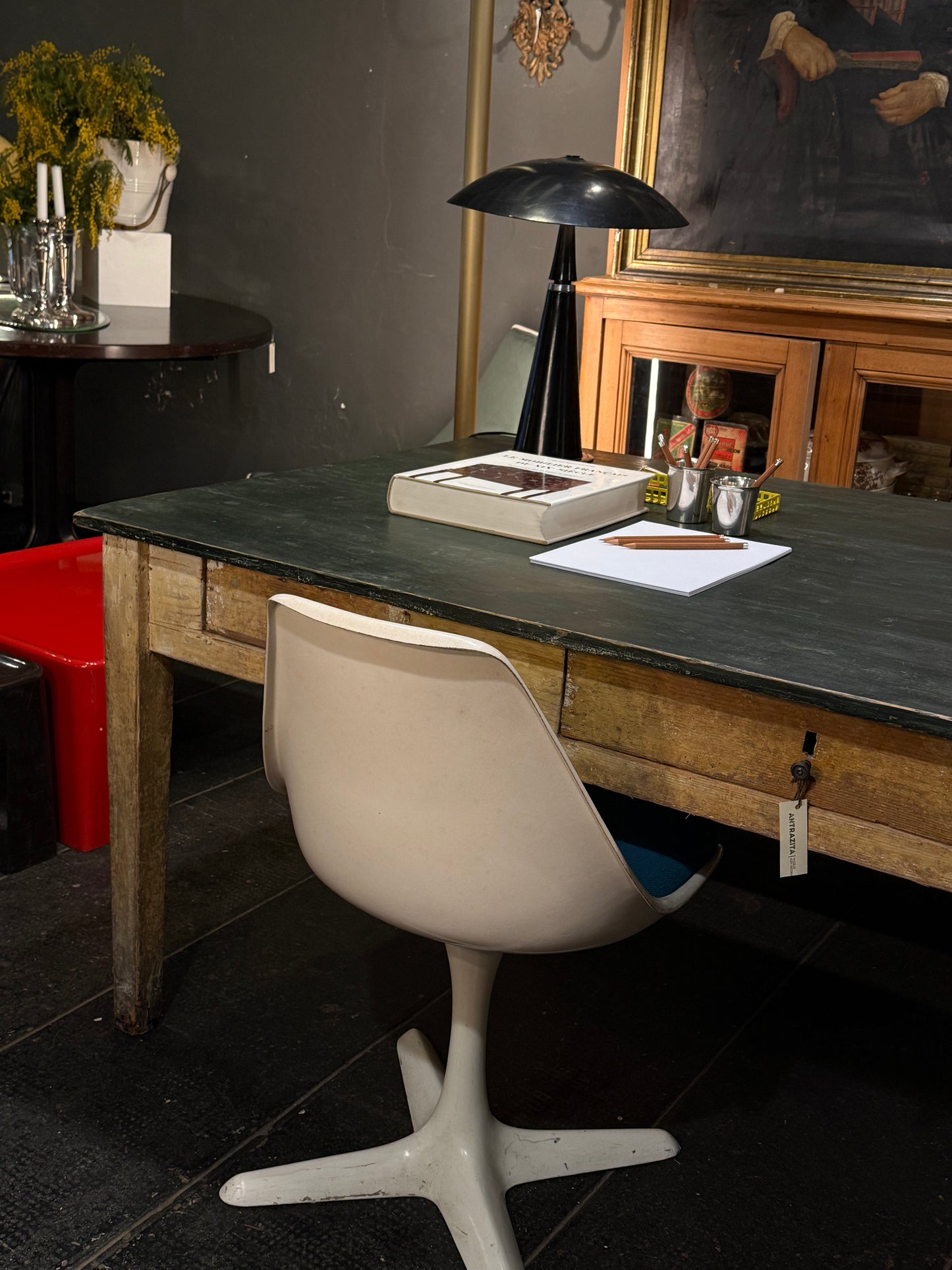 Mesa italiana con tres cajones · Pátina original