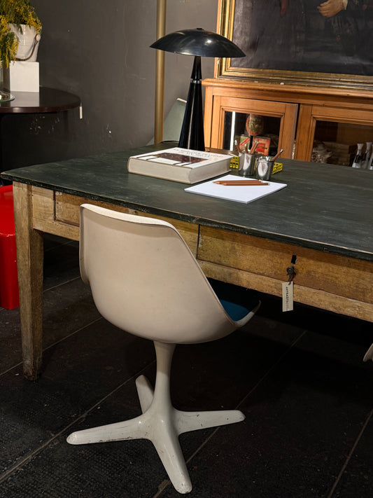 Mesa italiana con tres cajones · Pátina original