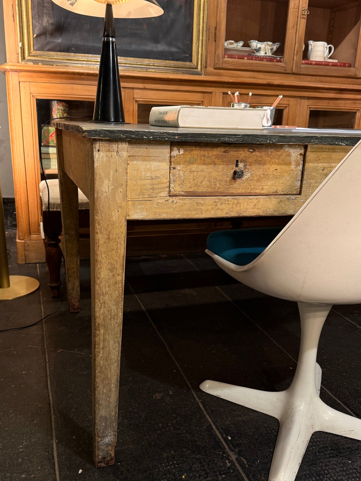 Mesa italiana con tres cajones · Pátina original