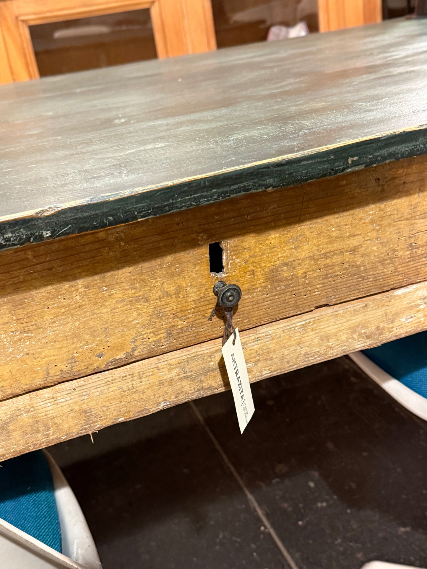 Mesa italiana con tres cajones · Pátina original