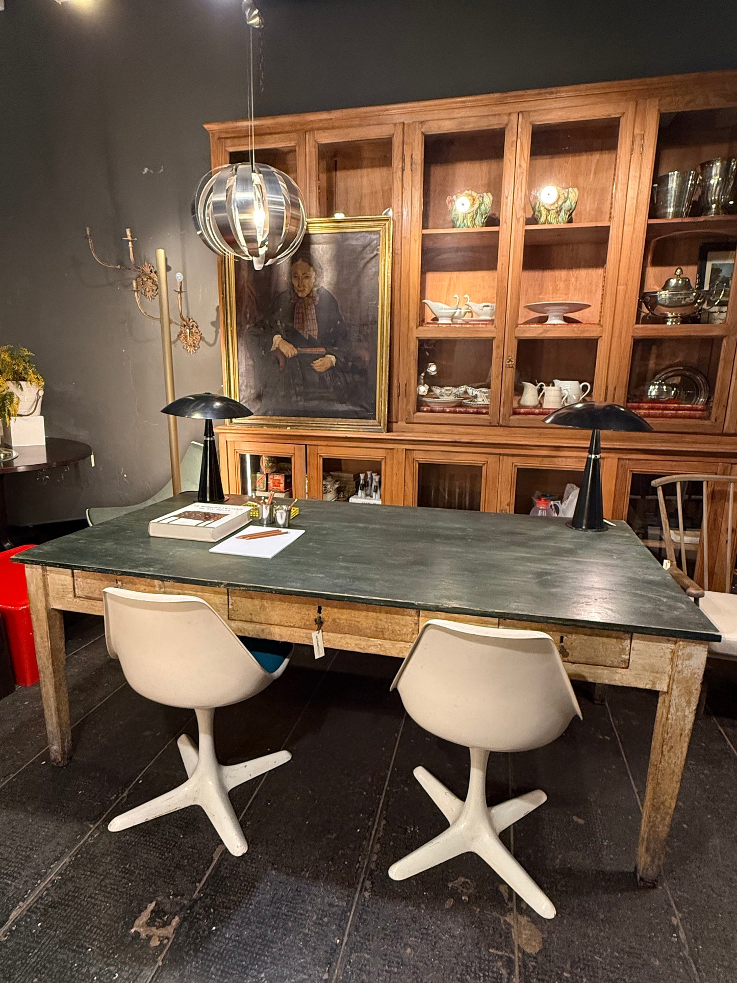 Mesa italiana con tres cajones · Pátina original