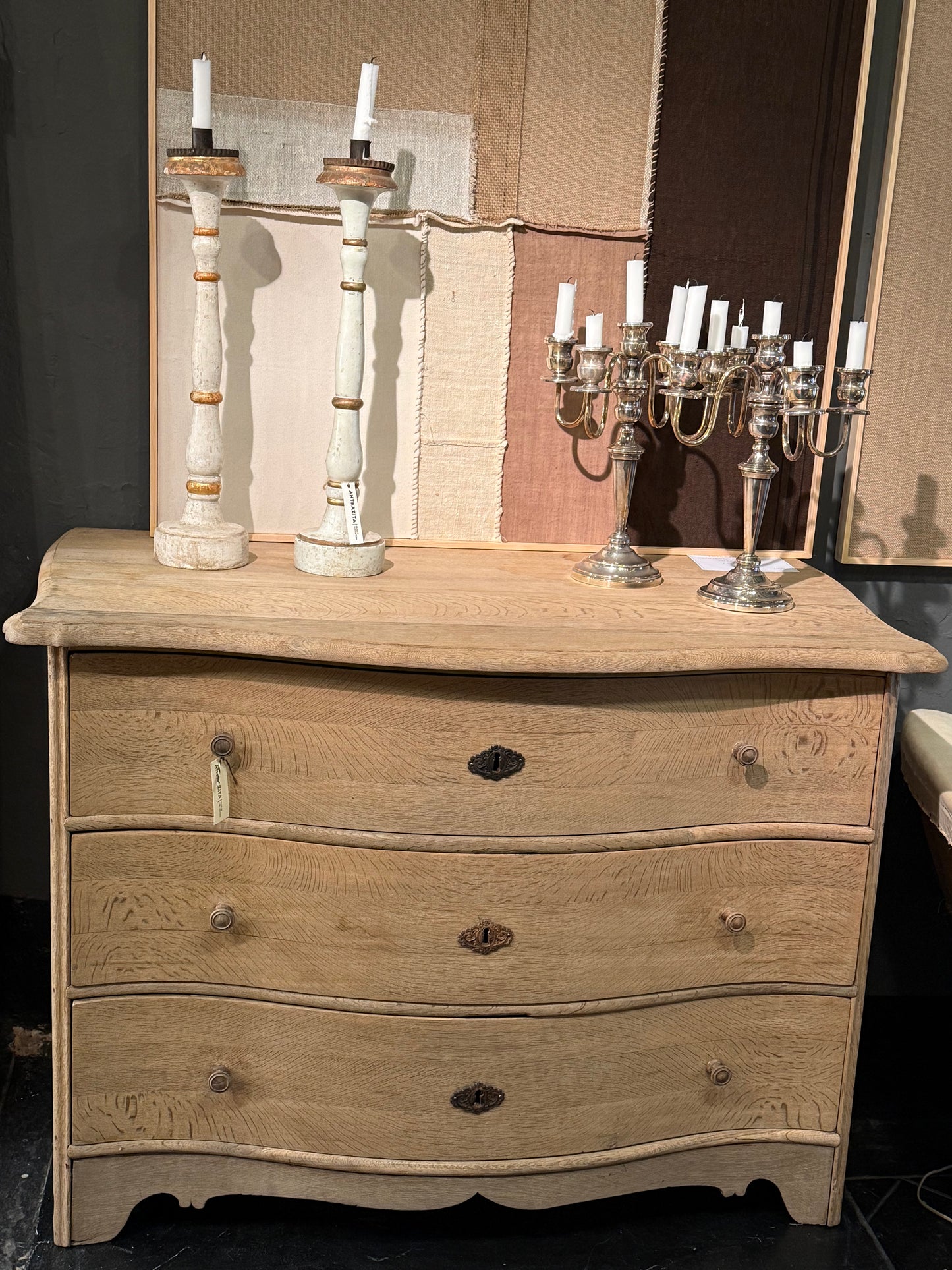 Cómoda serpentine de roble