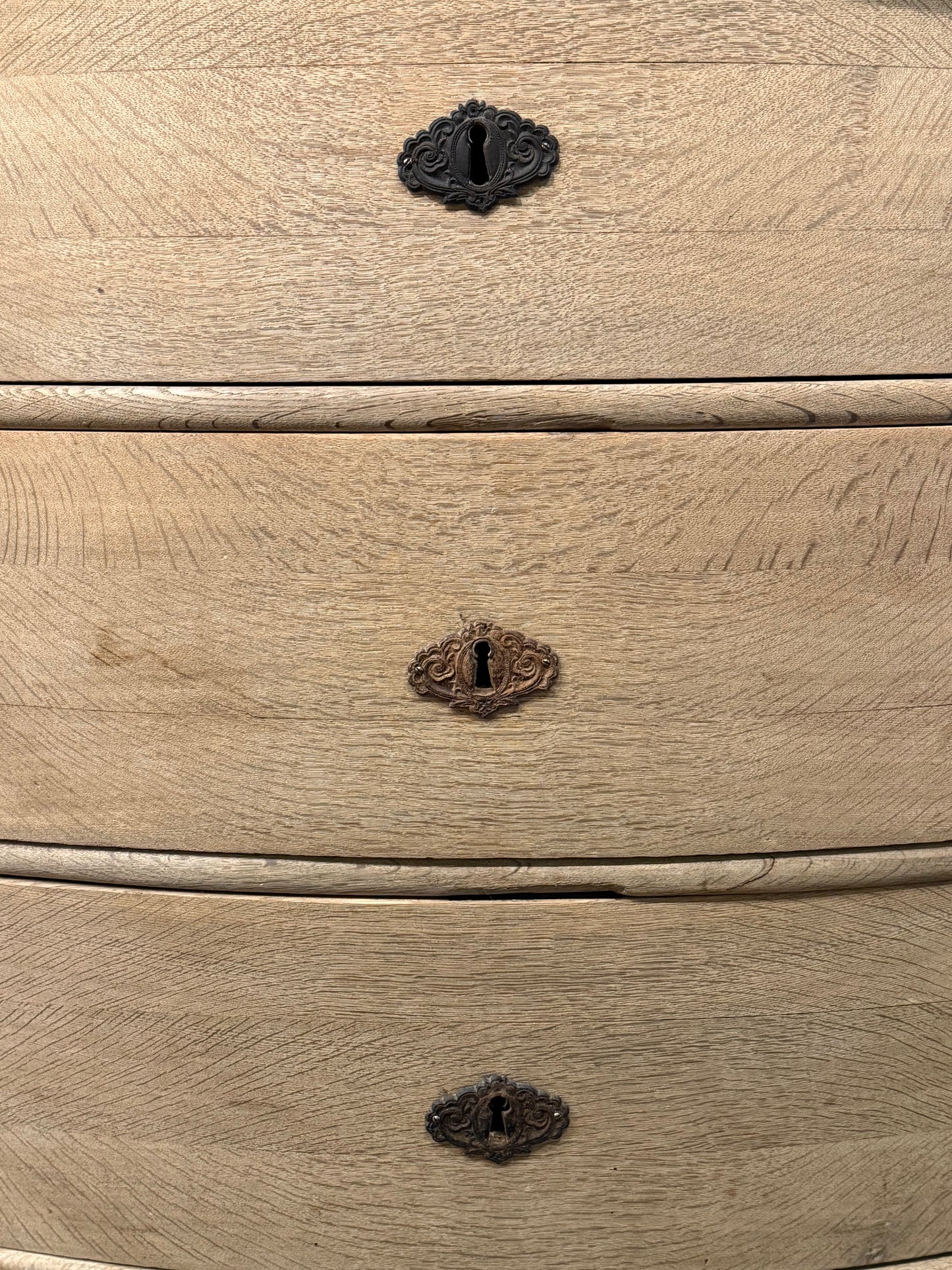 Cómoda serpentine de roble