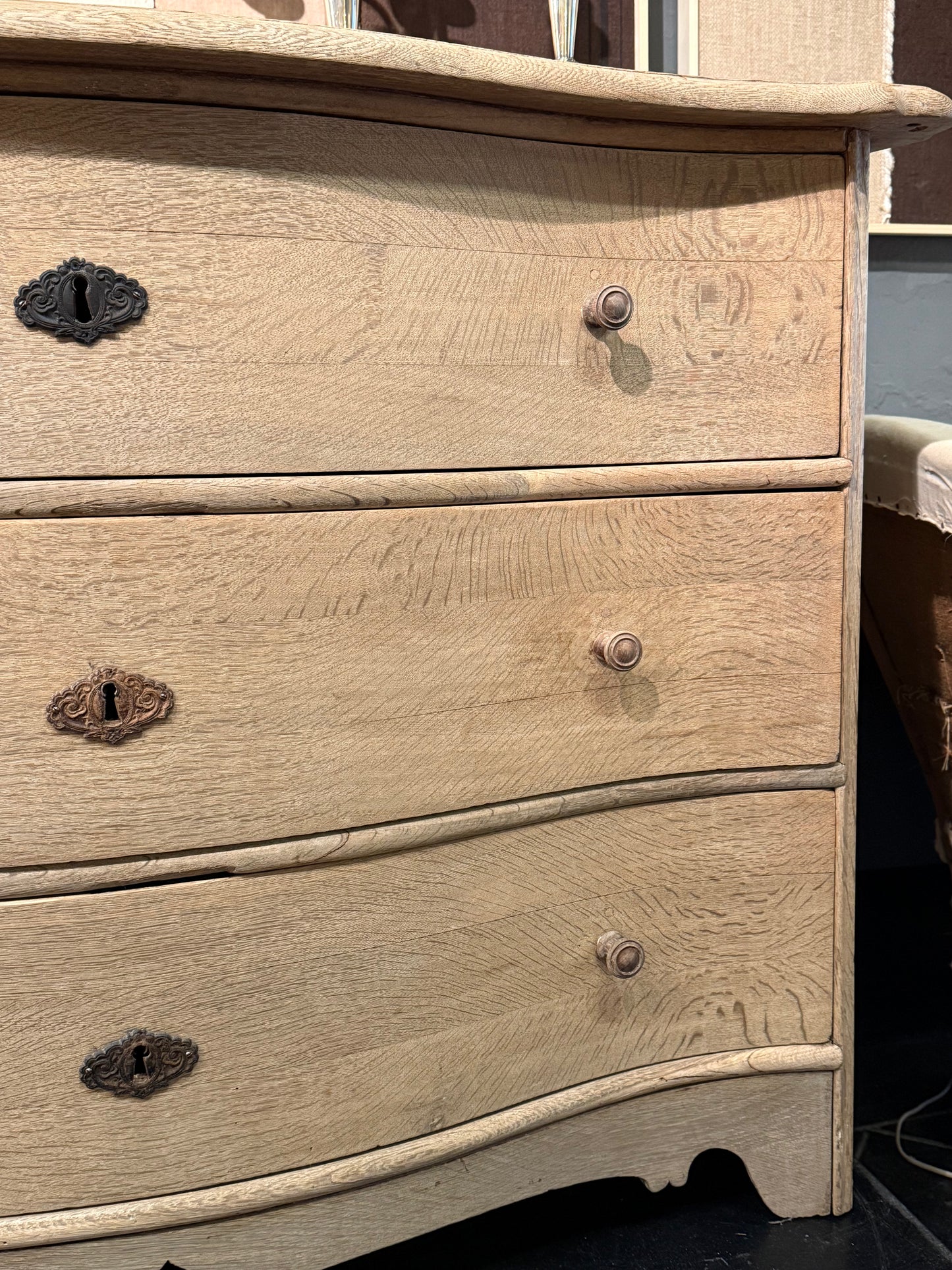 Cómoda serpentine de roble