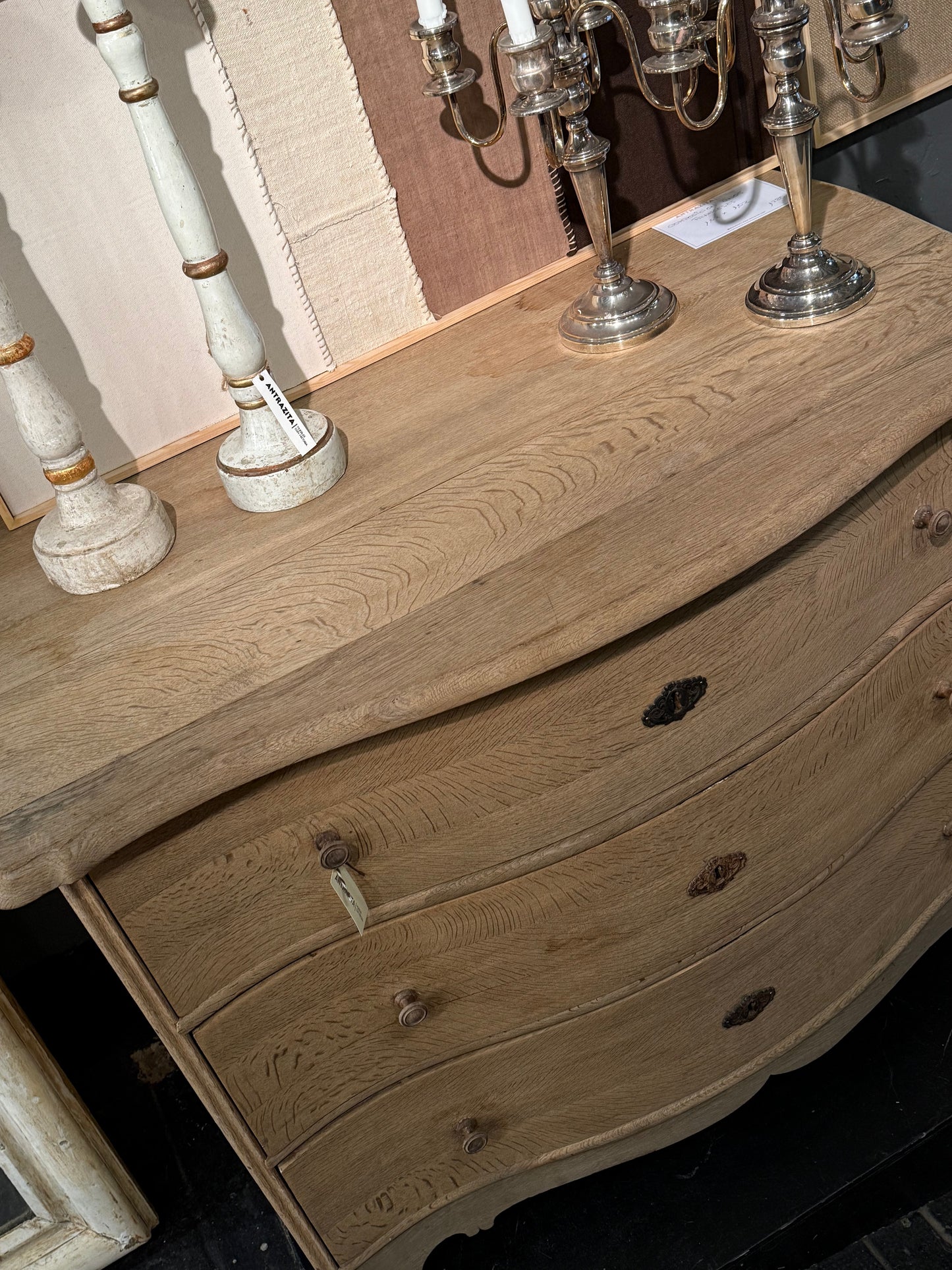 Cómoda serpentine de roble