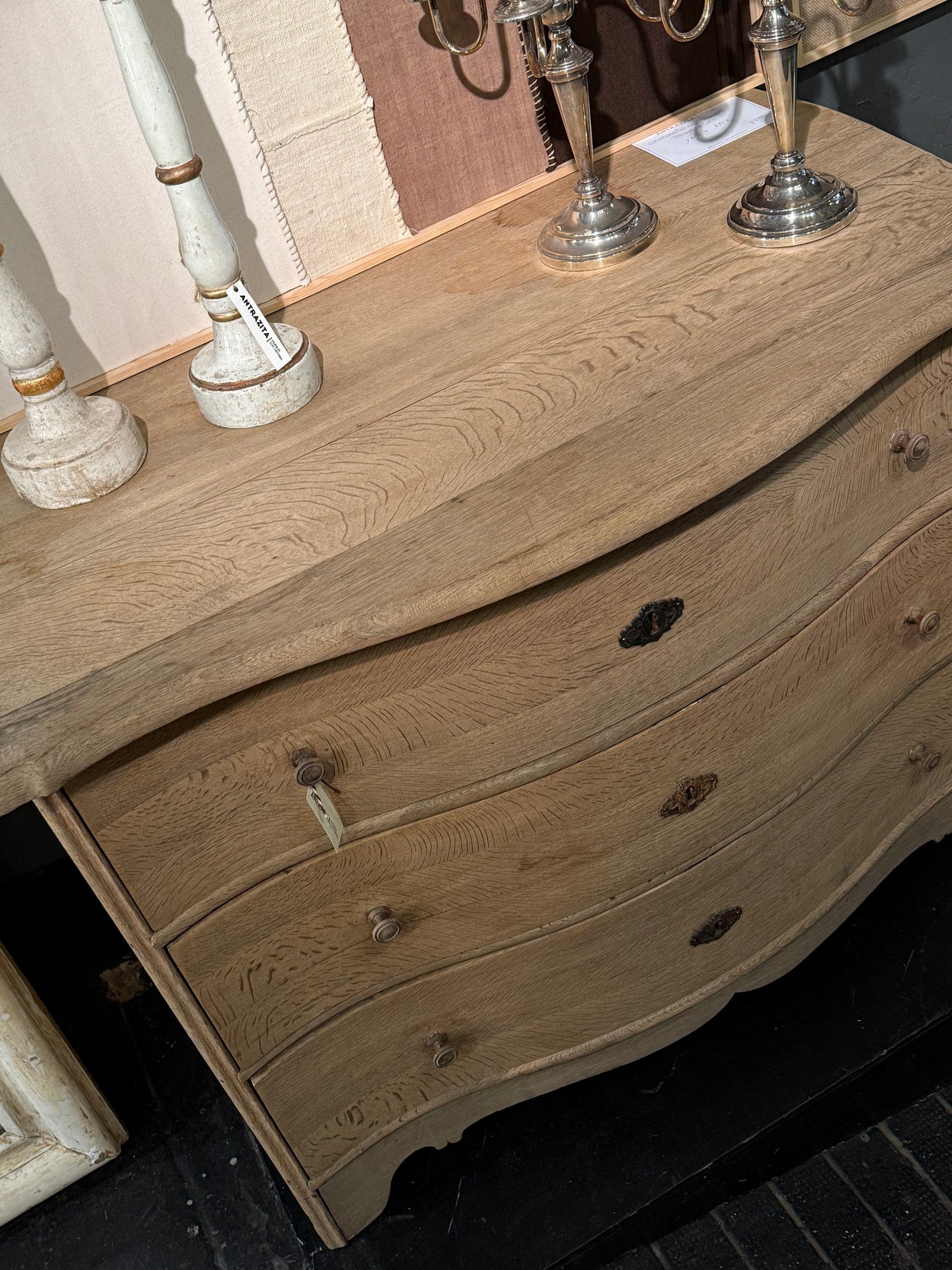 Cómoda serpentine de roble