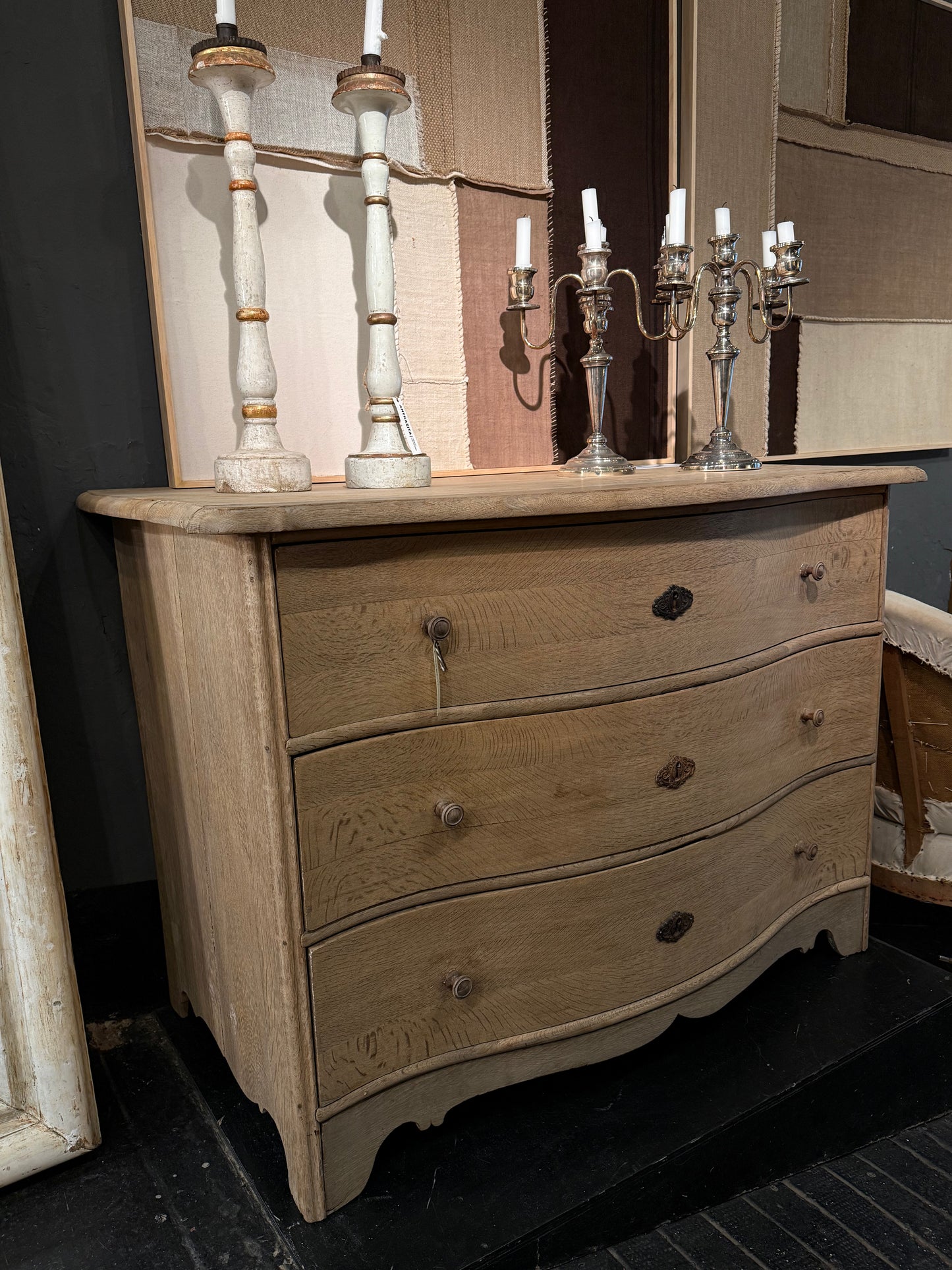 Cómoda serpentine de roble