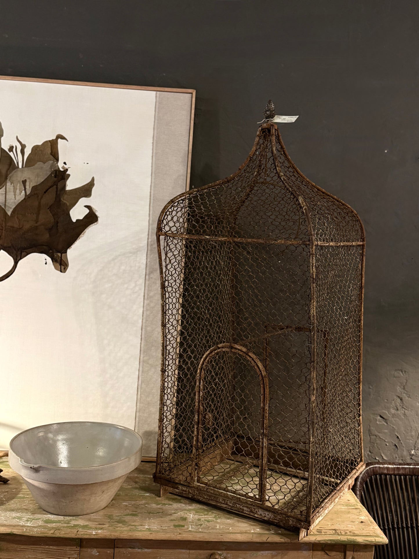 Jaula antigua de hierro con remate en forma de piña