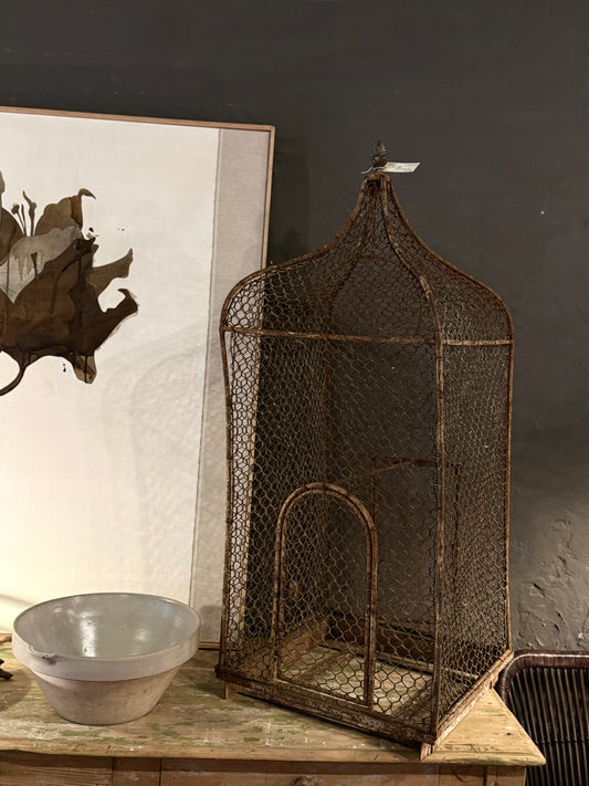 Jaula antigua de hierro con remate en forma de piña