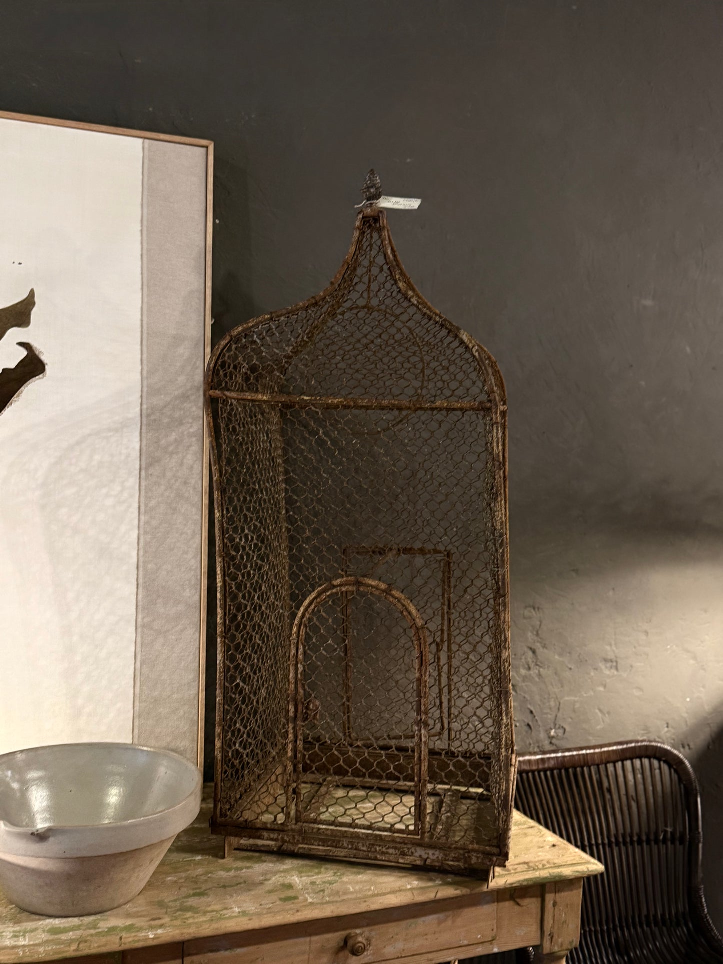 Jaula antigua de hierro con remate en forma de piña