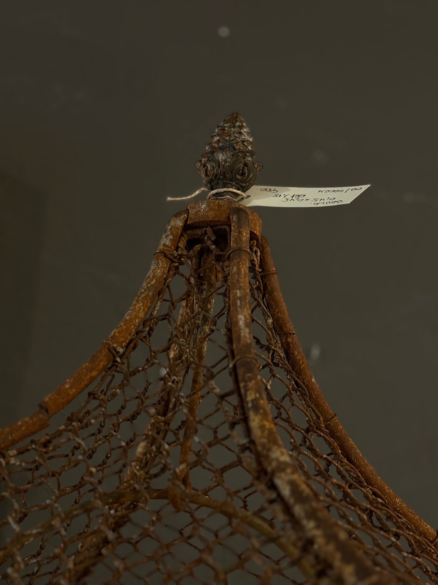 Jaula antigua de hierro con remate en forma de piña