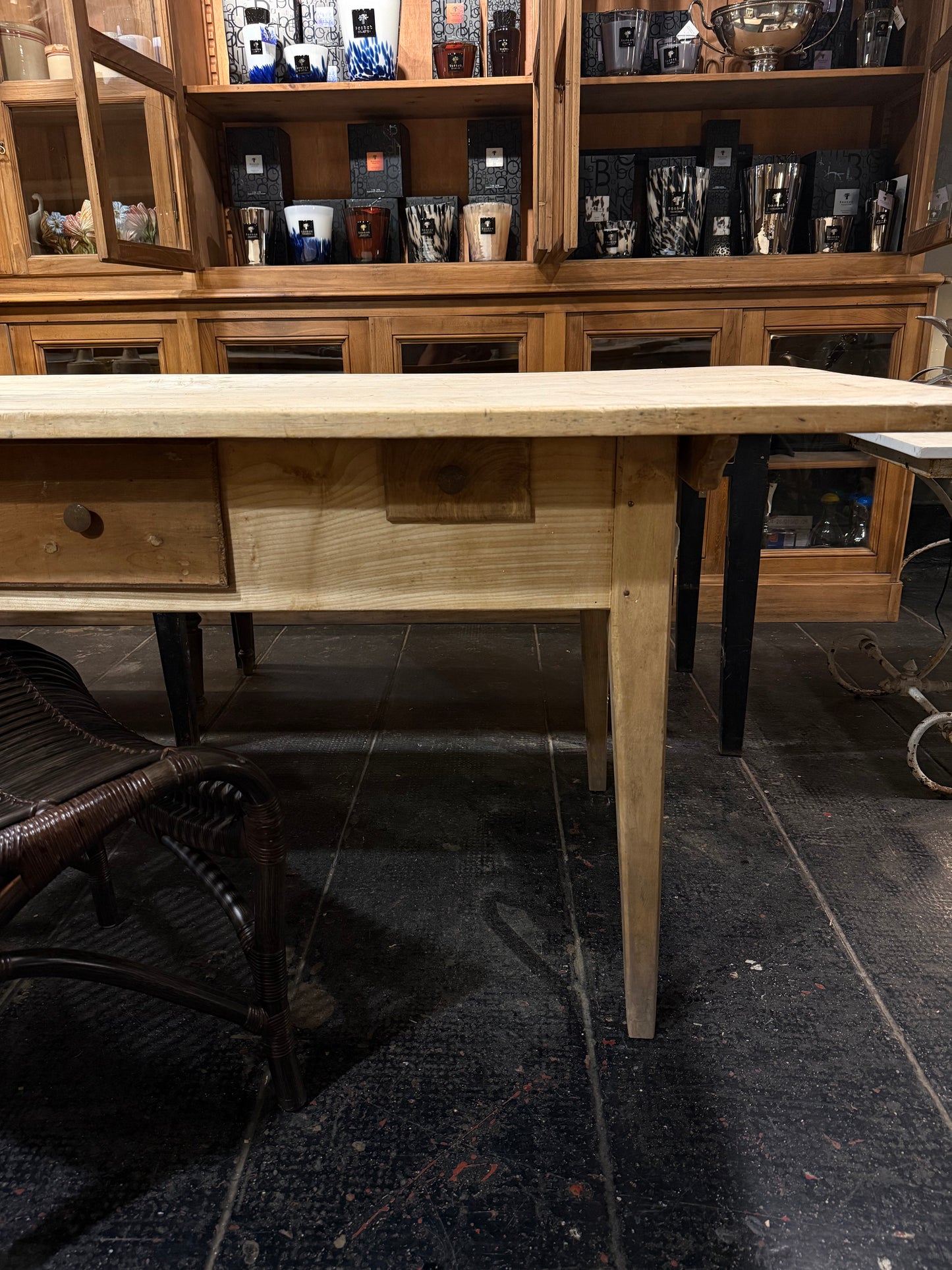 Mesa de despacho francesa de pino con cajones a ambos lados