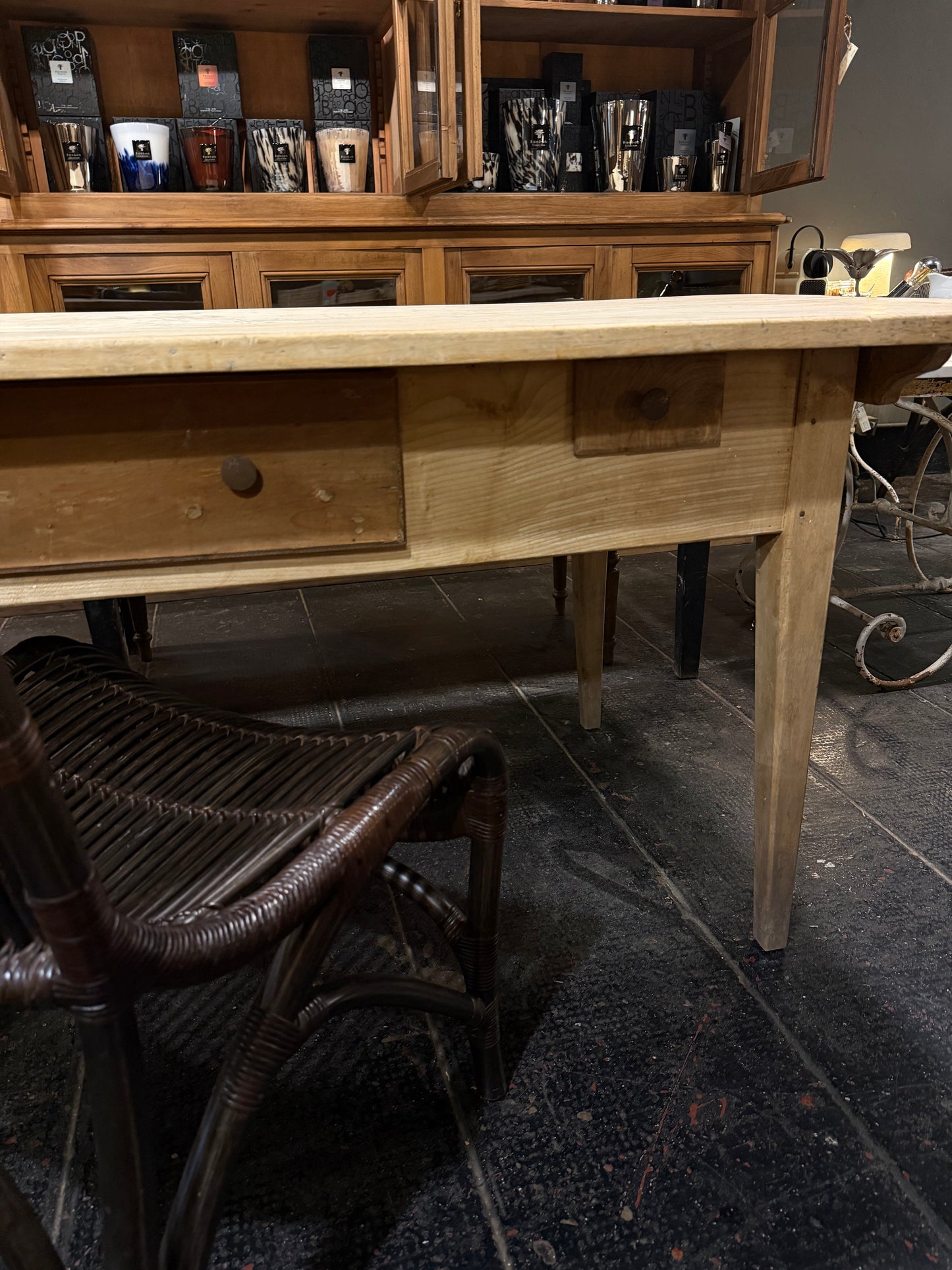 Mesa de despacho francesa de pino con cajones a ambos lados