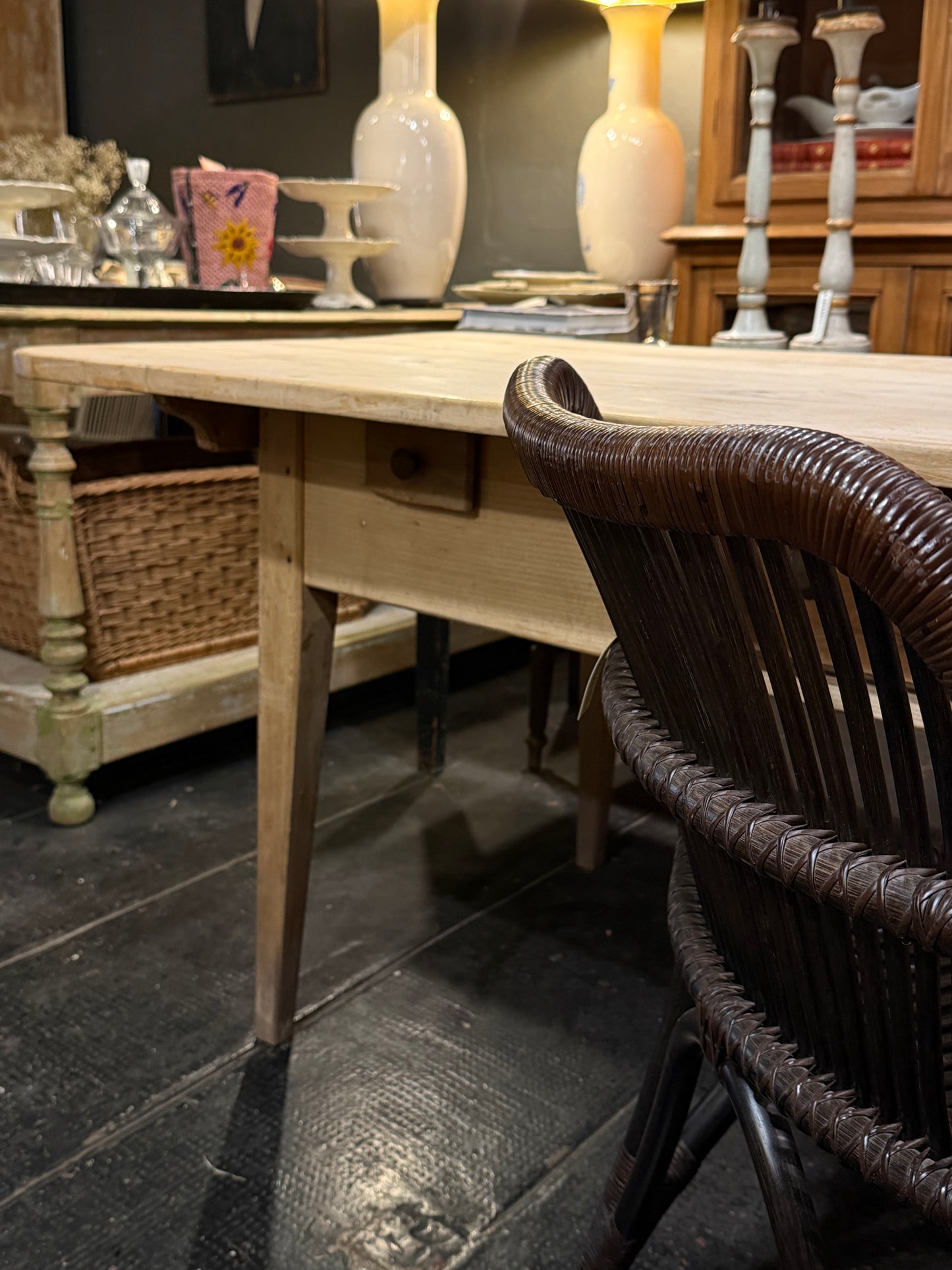 Mesa de despacho francesa de pino con cajones a ambos lados
