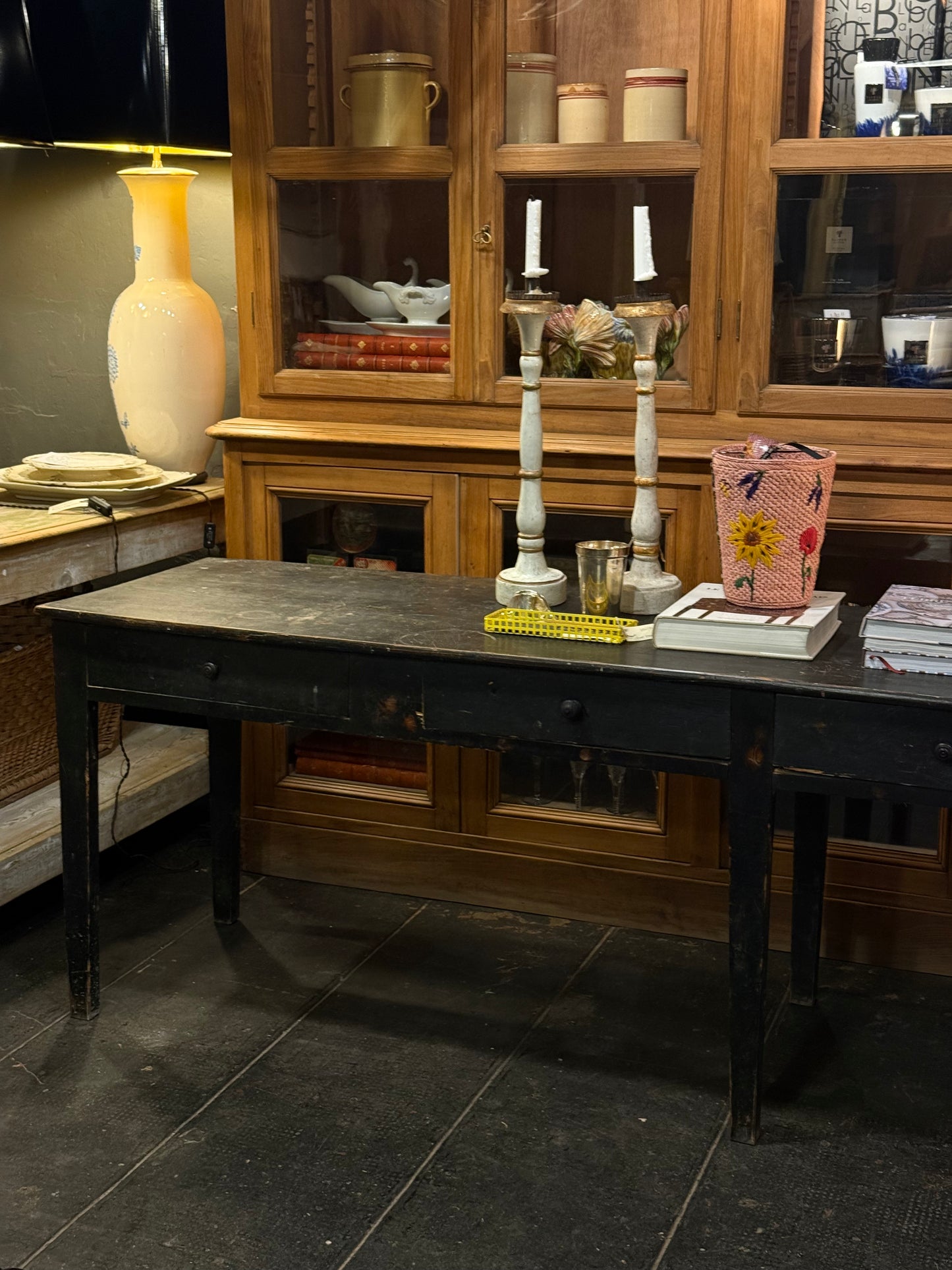 Mesa de trabajo francesa con pátina original negra y cuatro cajones