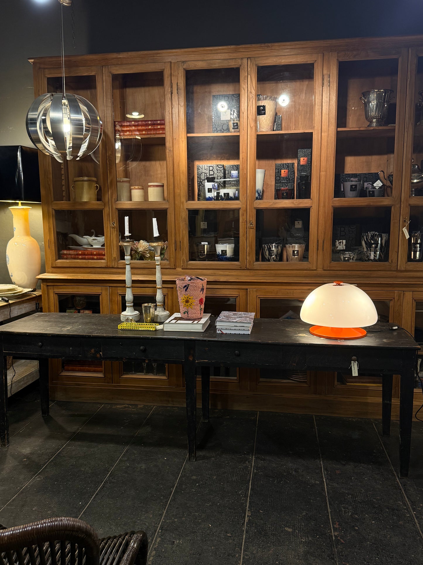 Mesa de trabajo francesa con pátina original negra y cuatro cajones