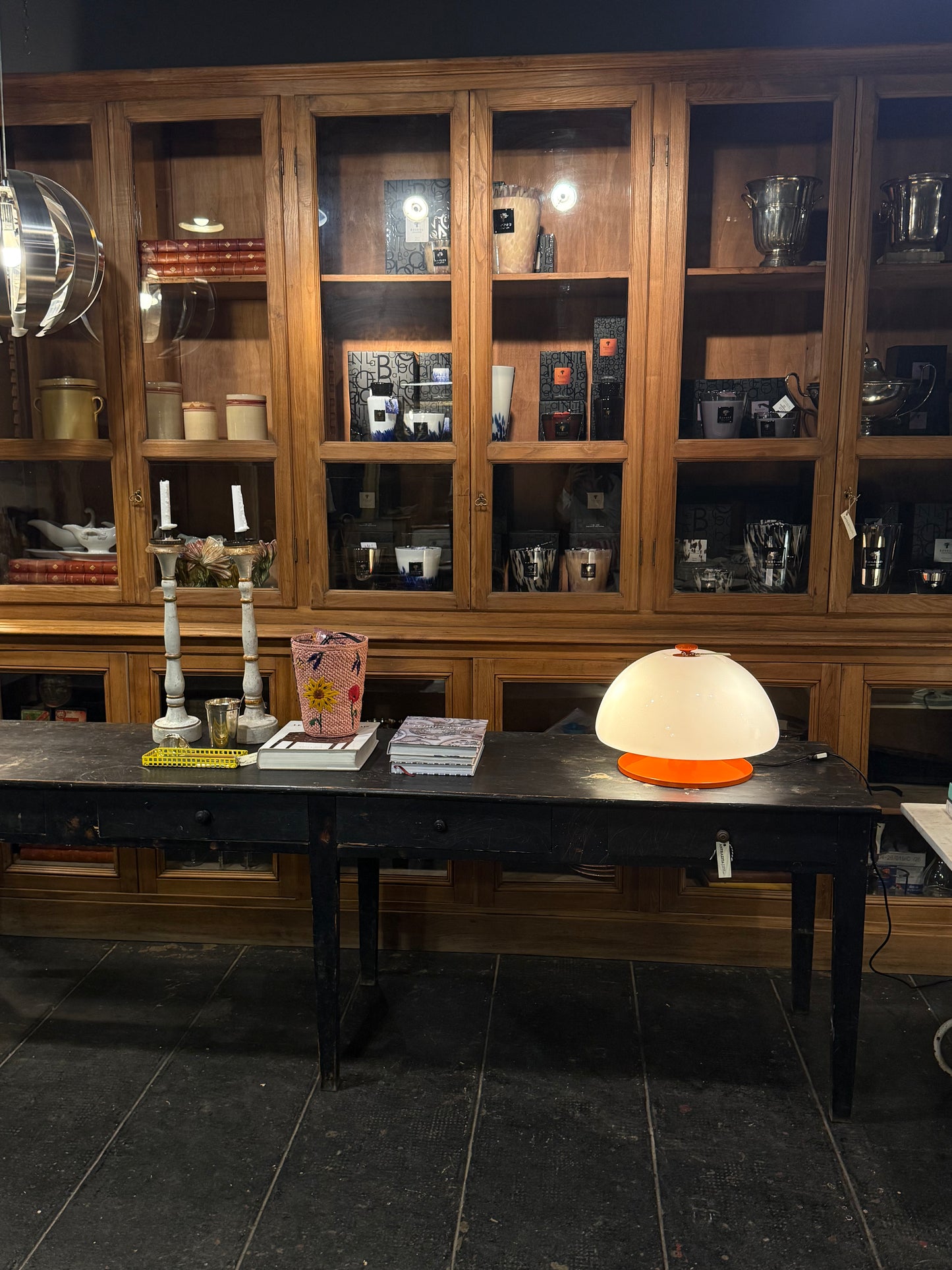 Mesa de trabajo francesa con pátina original negra y cuatro cajones
