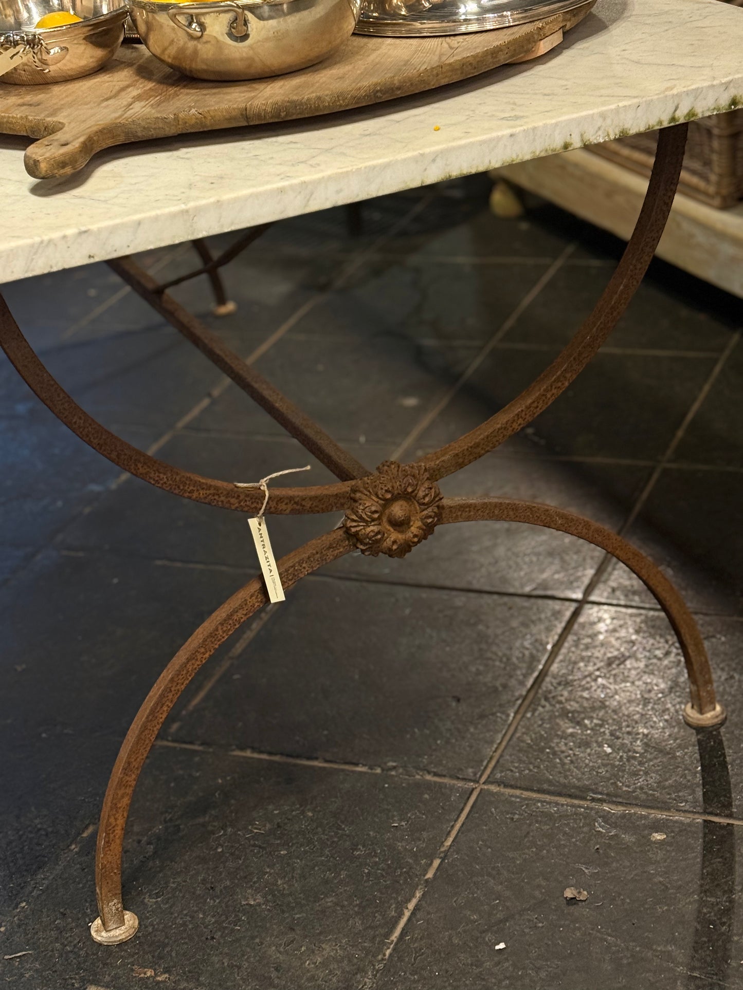 Mesa de mármol con patas de hierro