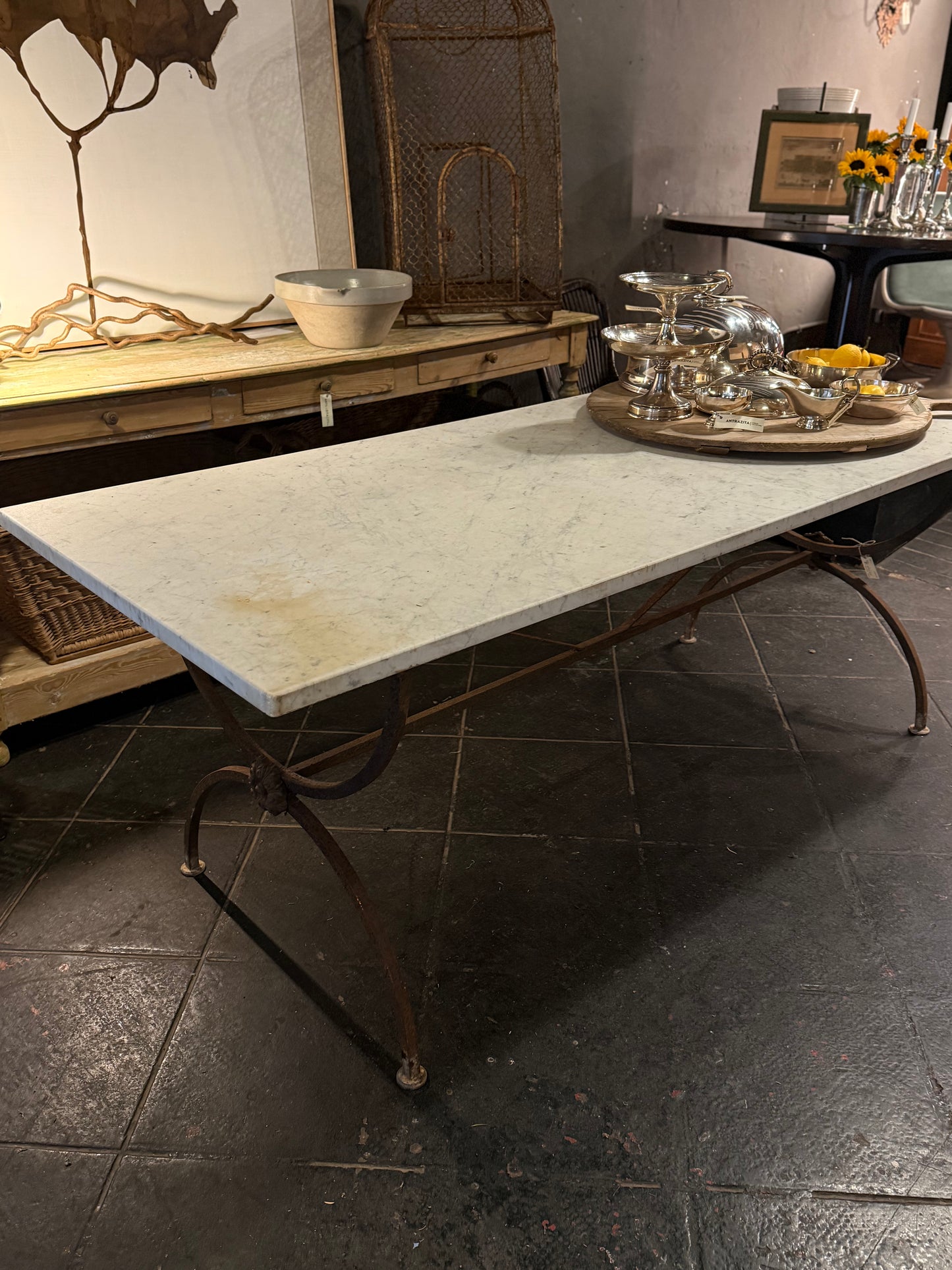 Mesa de mármol con patas de hierro