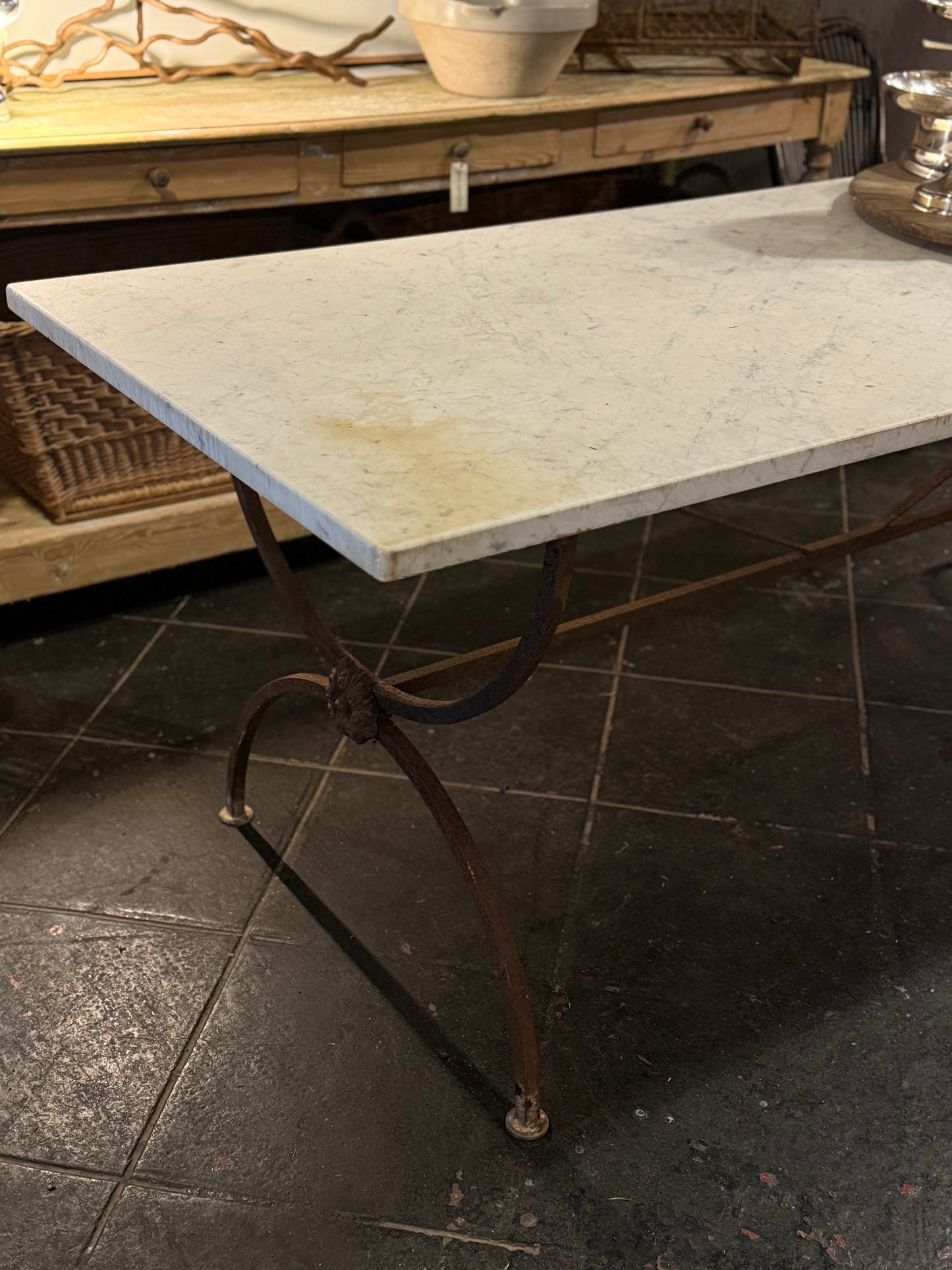 Mesa de mármol con patas de hierro